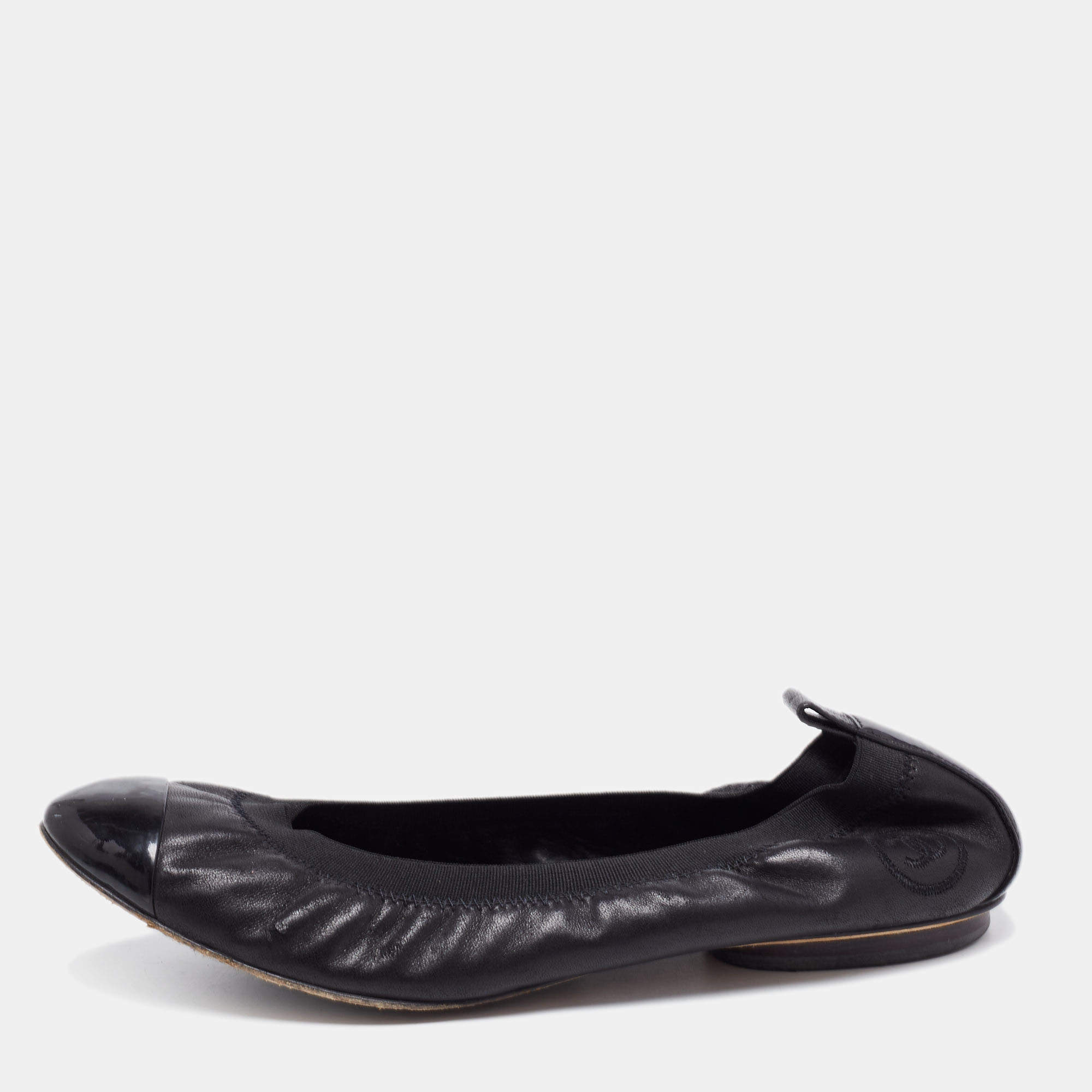 مملوكة مسبقًا حذاء باليرينا فلات شانيل سكرانش جلد لامع وجلد أسود مقاس 38