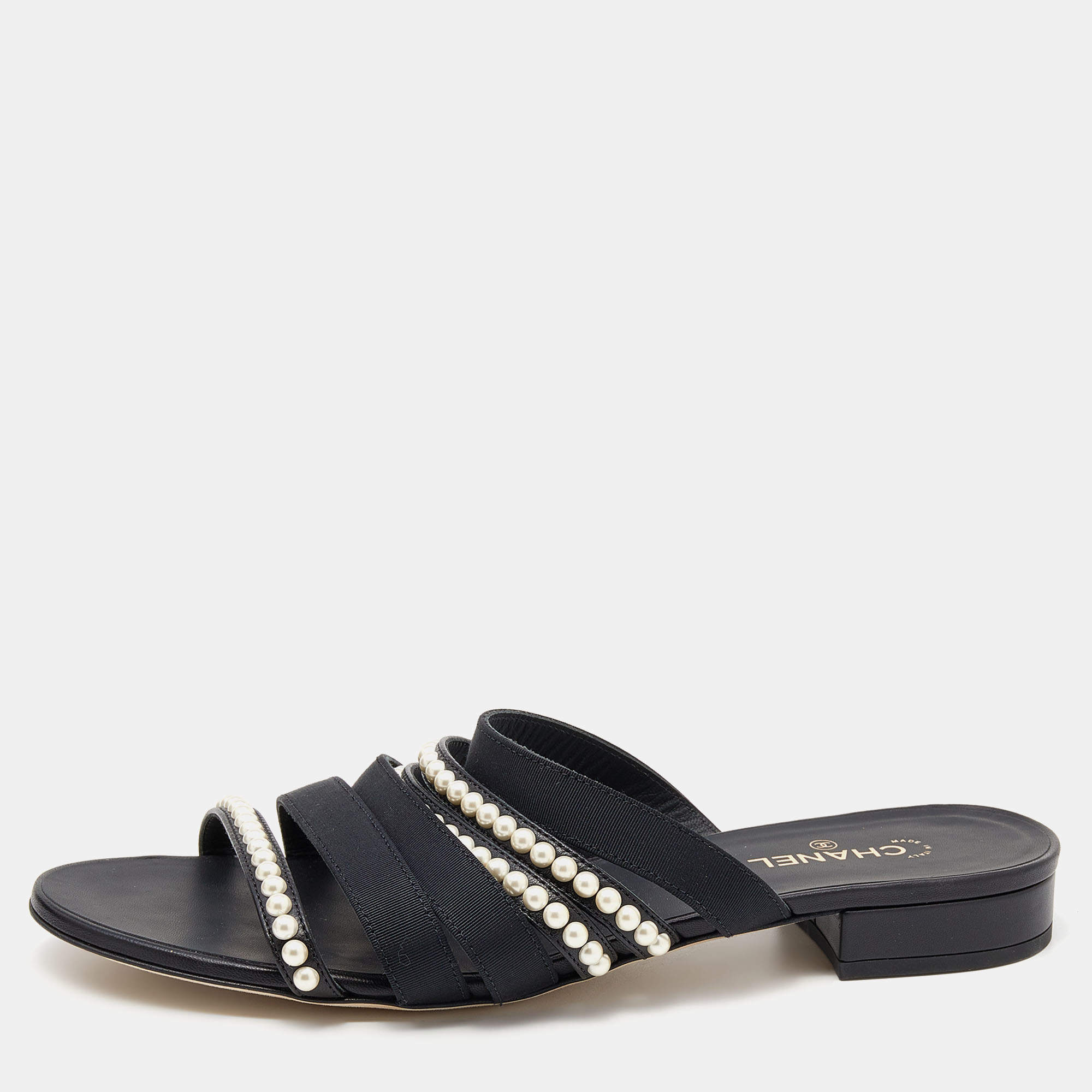 مملوكة مسبقًا صندل سلايد  شانيل CC قماش أسود بسيور مزينو باللؤلؤ  مقاس 39