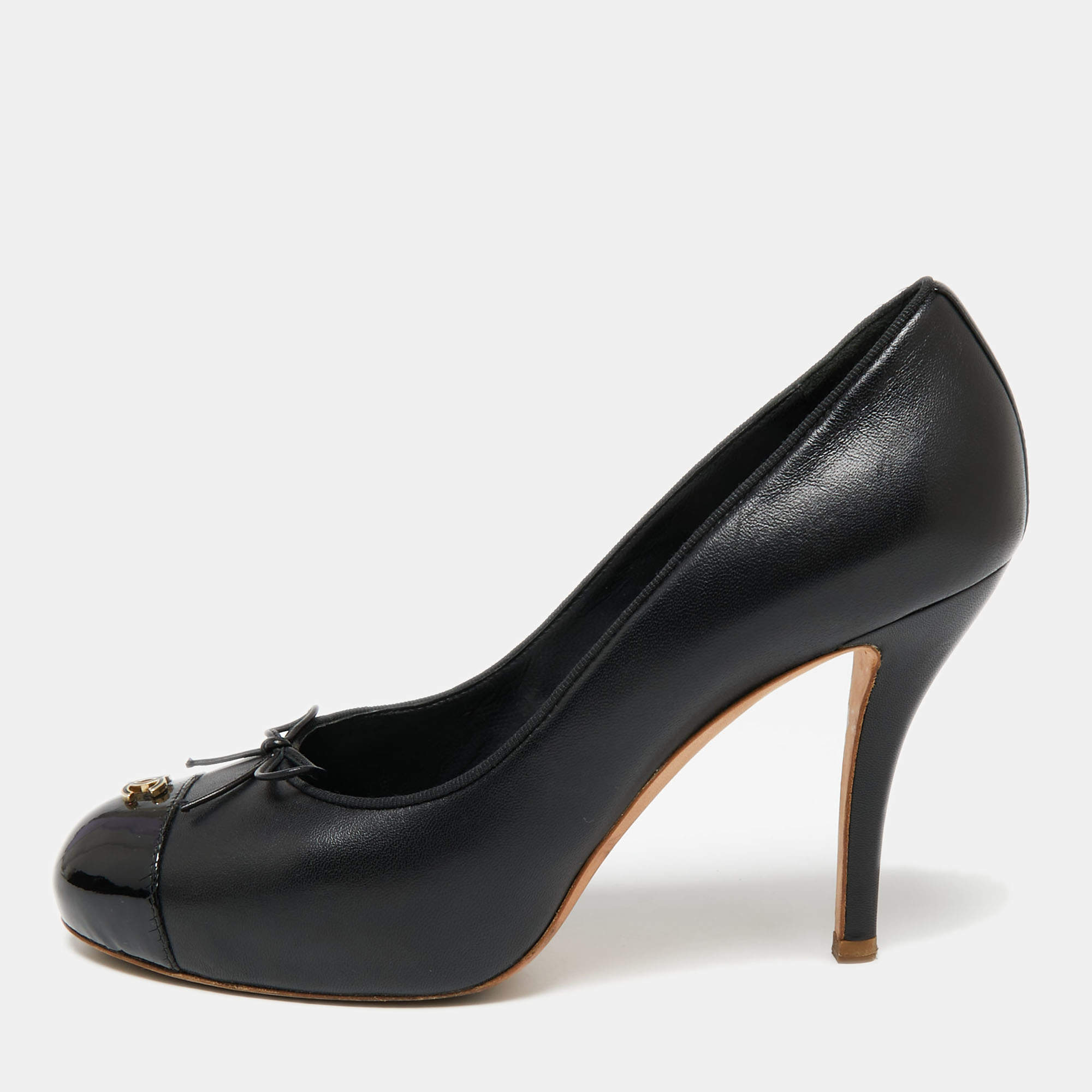 مملوكة مسبقًا Chanel Black Leather And Patent CC Cap Toe Pumps Size 39.5