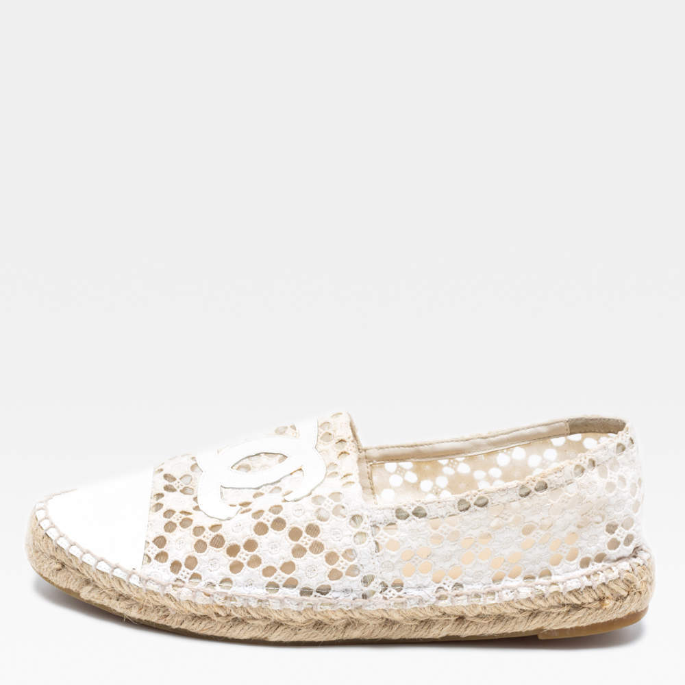 مملوكة مسبقًا حذاء إسبادريل شانيل فلات جلد لامع ودانتيل أوف وايت غطاء مقدمة شعار سي سي مقاس 41