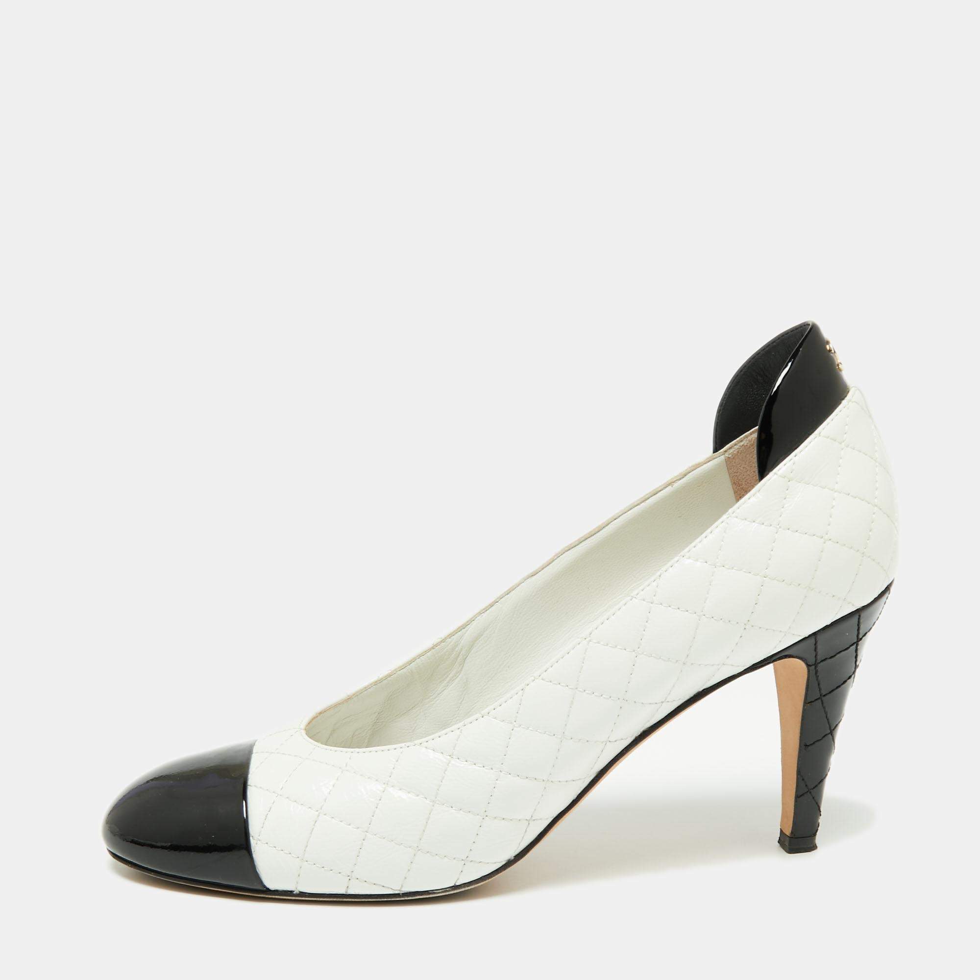 Pre Owned Chanel White/Black Quilted Leather and Patent Cap-Toe CC Pumps Size 40