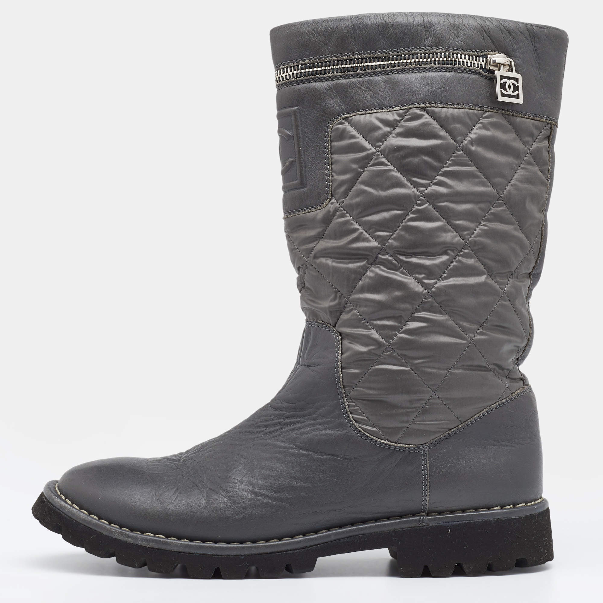 مملوكة مسبقًا Chanel Grey Quilted Nylon And Leather Motorcycle Mid Calf Boots Sie 39