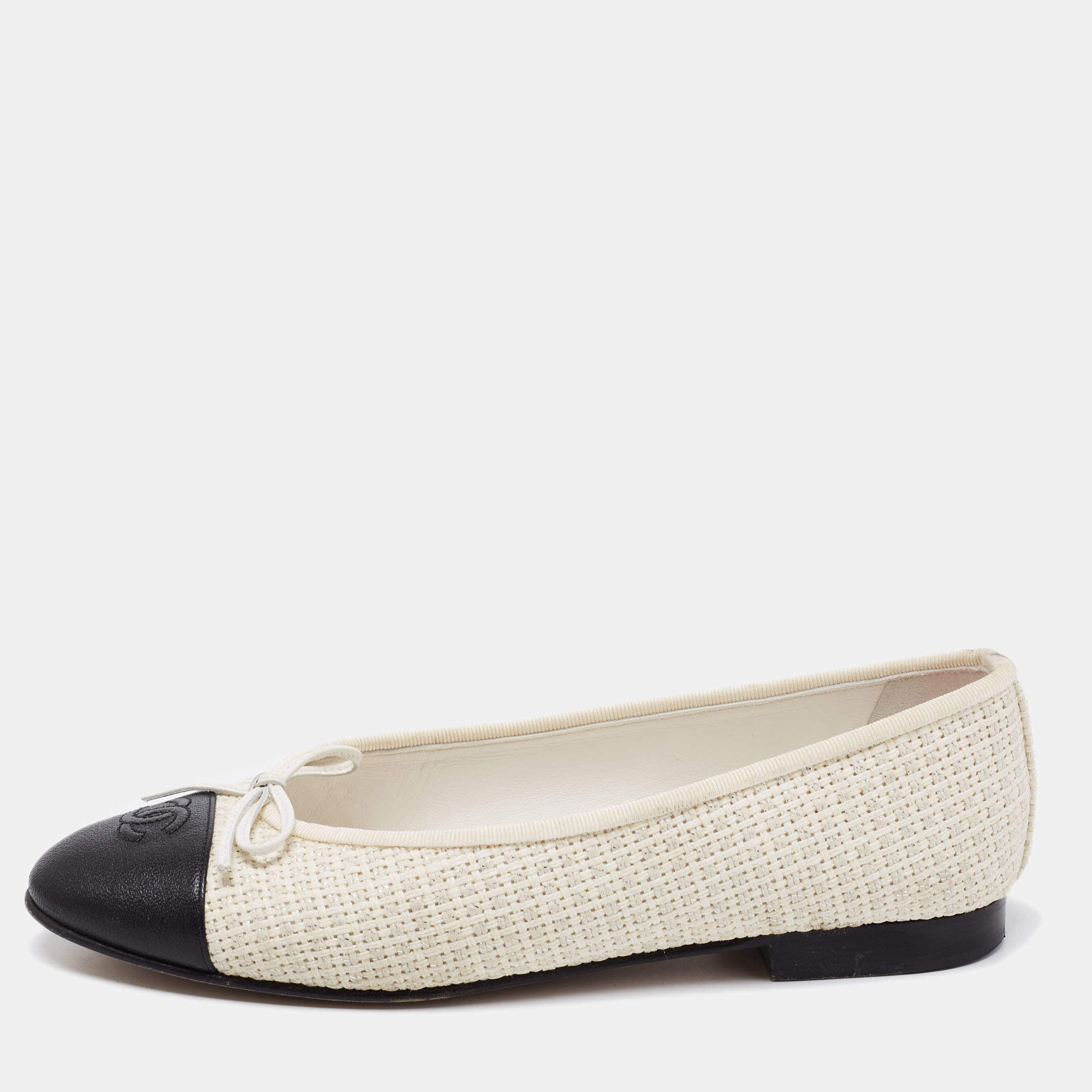 Pre Owned Chanel White/Black Woven Fabric and Leather CC Bow Cap-Toe Ballet Flats Size 39.5