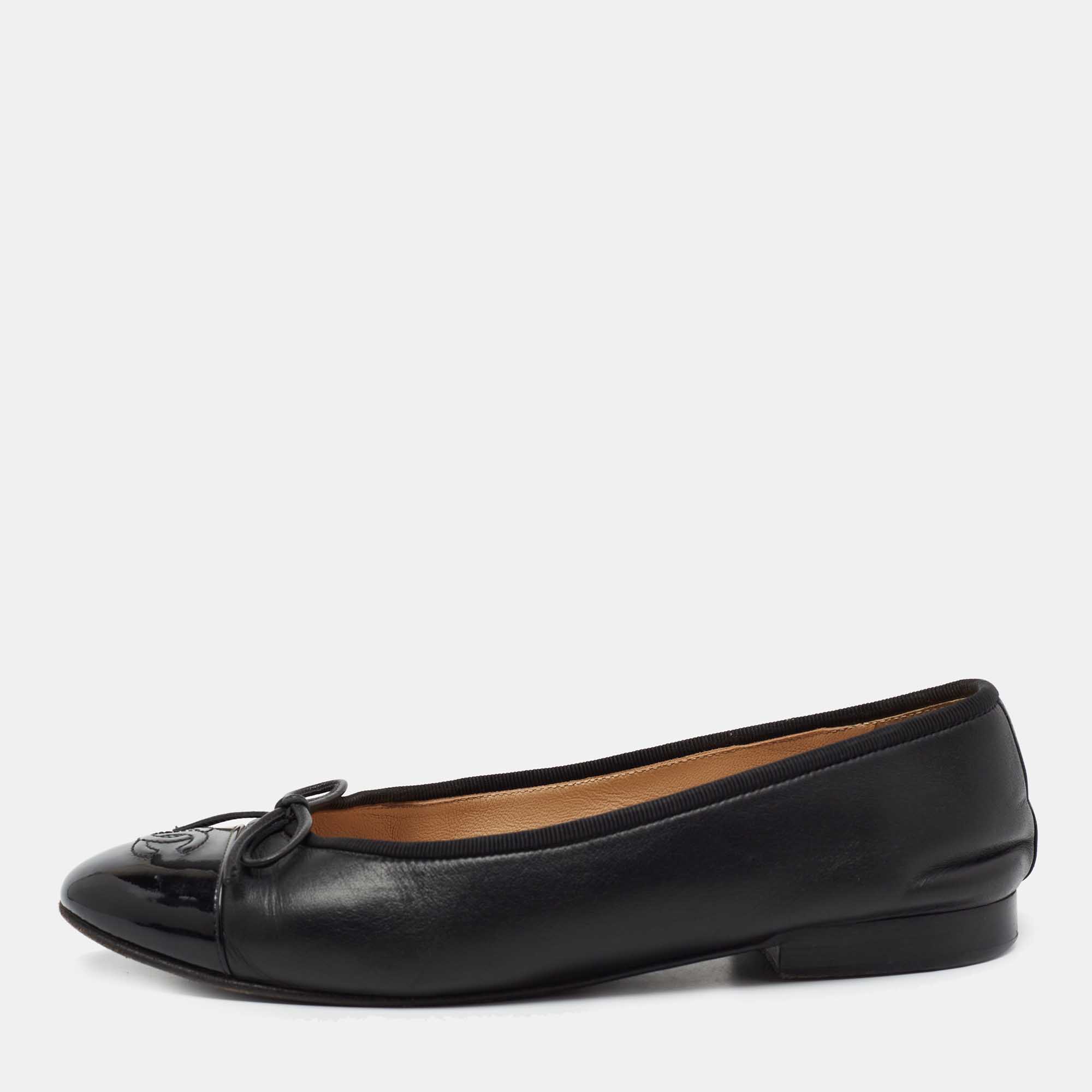 Pre Owned Chanel Black Leather and Patent CC Cap-Toe Bow Ballet Flats Size 38