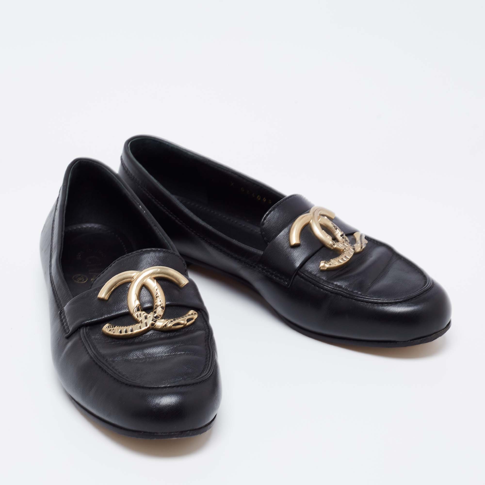 Chanel Black Leather Metal CC Slip On Loafers Size 38.5 Chanel