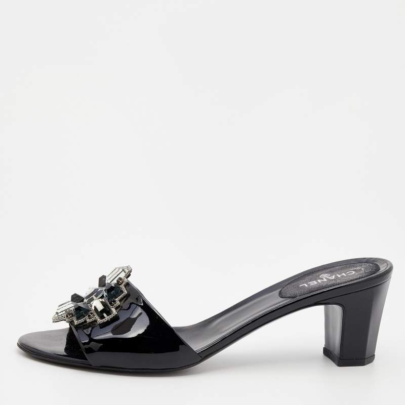 مملوكة مسبقًا Chanel Black Patent Leather Crystal Embellished Slide Sandals Size 41