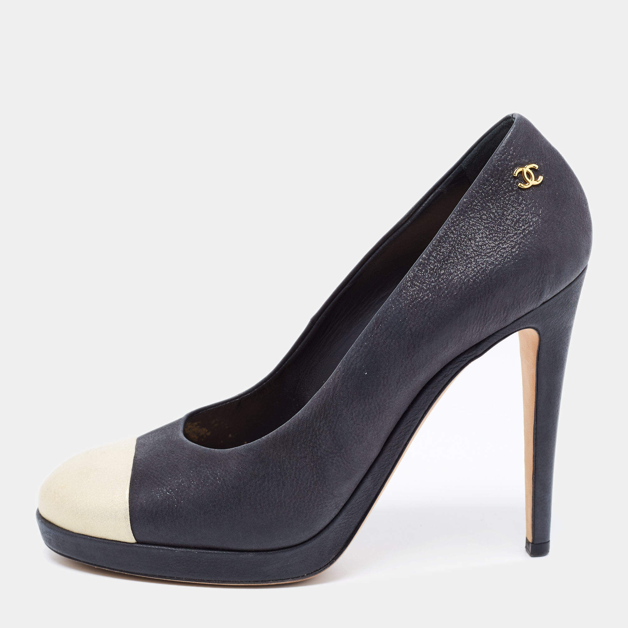 Pre Owned حذاء كعب عالي شانيل جلد لامع ذهبي/أزرق كحلي مقدمة ذهبية نعل سميك مقاس 39