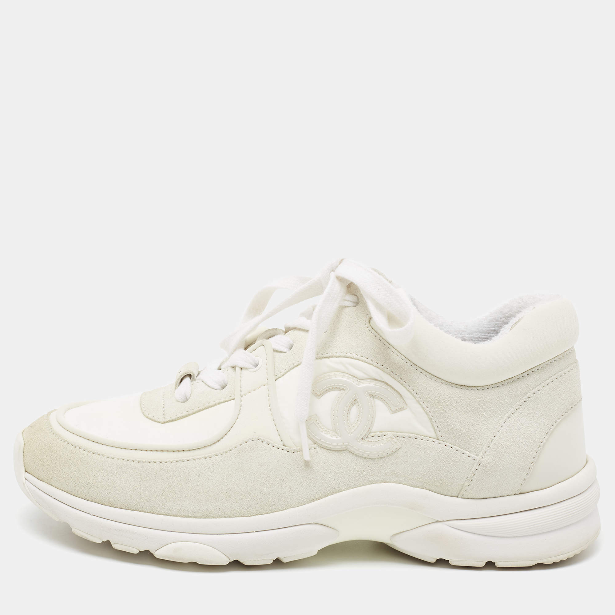 Pre Owned حذاء رياضي شانيل سي سي سويدي وجلد أبيض/رصاصي بعنق منخفض مقاس 36.5