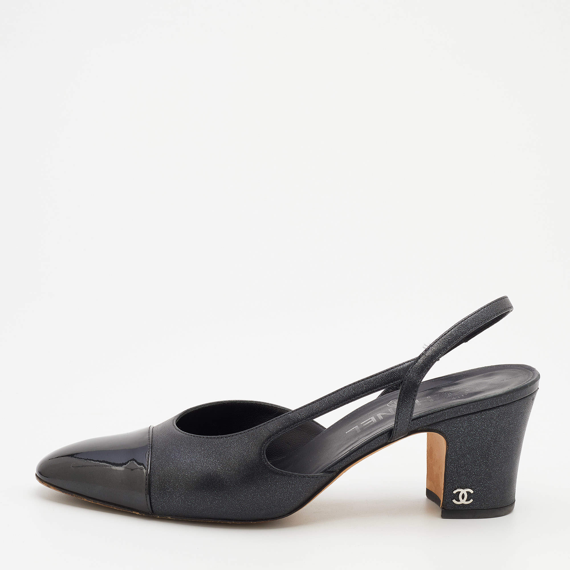 Pre Owned صندل شانيل  جلد أسود ميتاليك بمقدم ة مستديرة وحزام كاحل مقاس 39