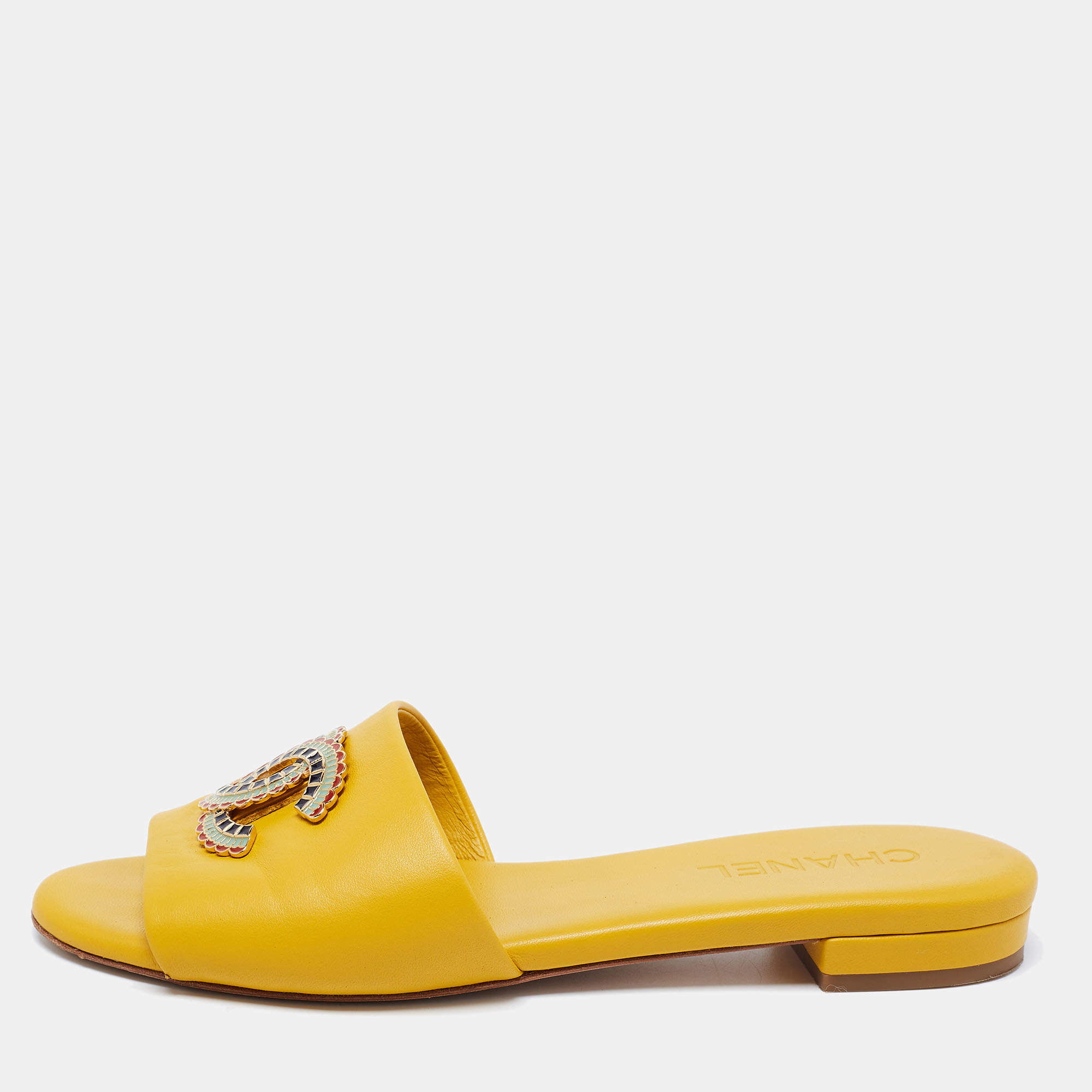 مملوكة مسبقًا Chanel Yellow Leather CC Embellished Flats Size 39