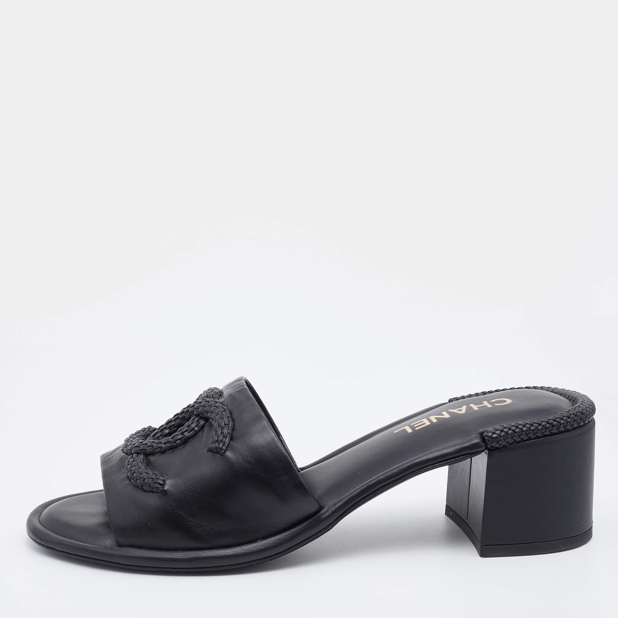 مملوكة مسبقًا Chanel Black Leather Interlocking CC Slide Sandals Size 41.5
