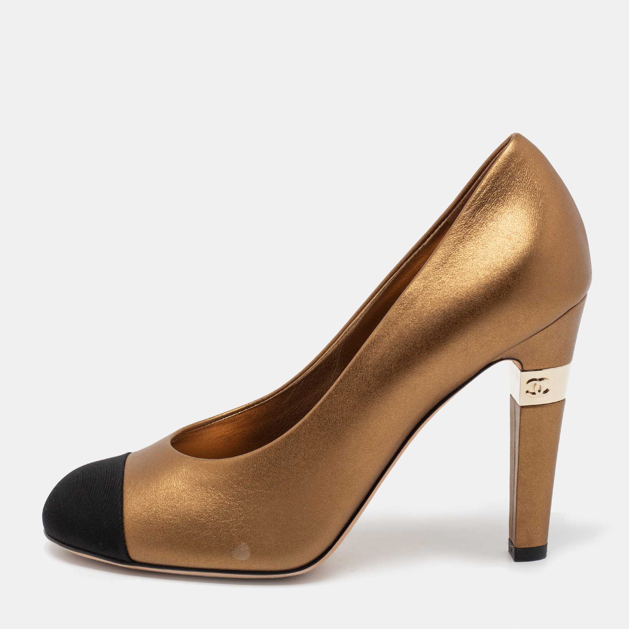Pre Owned Chanel Metallic Gold/Black Leather And Fabric Cap Toe Pumps Size 37.5