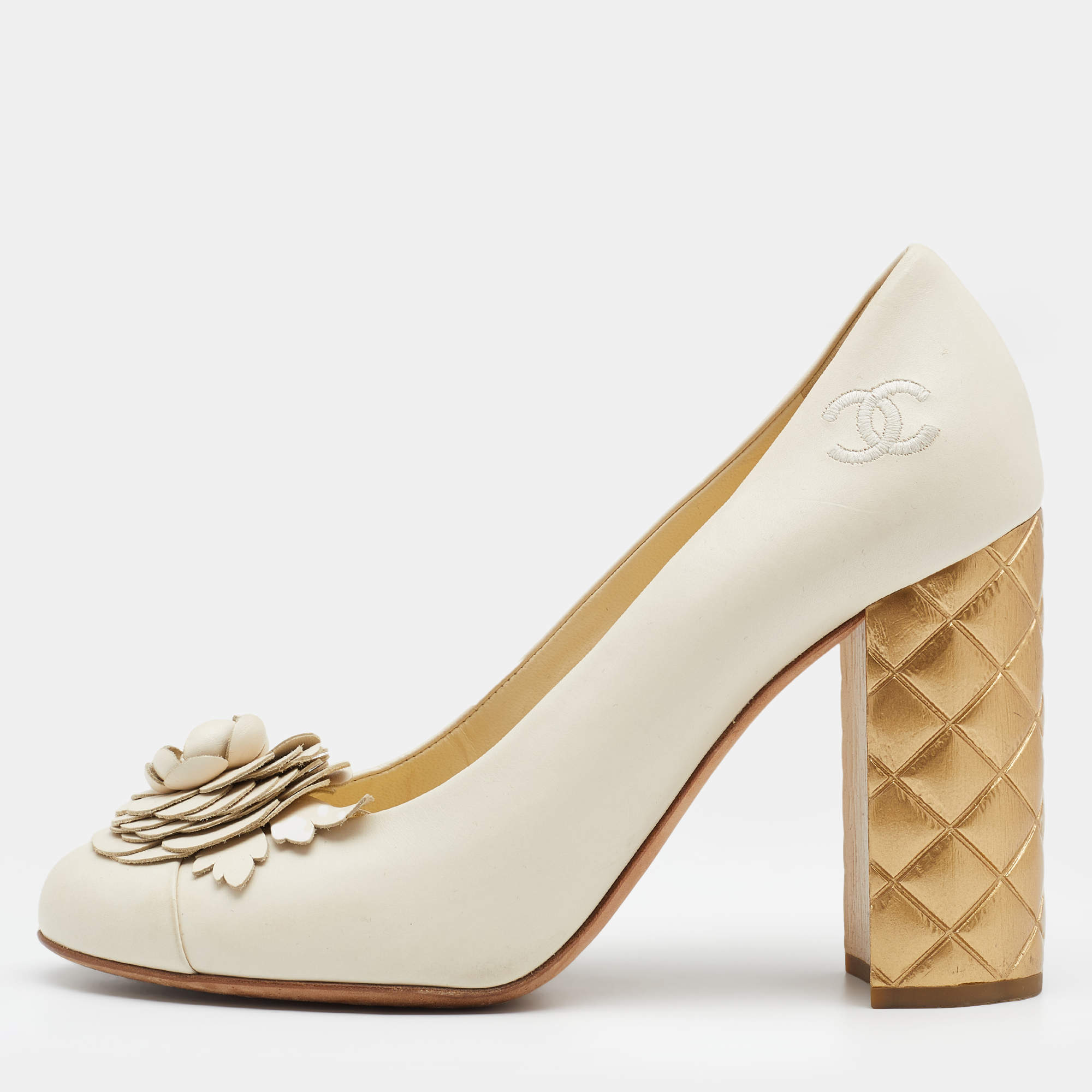 Pre Owned Chanel Cream/Gold Leather Camellia Cap Toe Block Heel Pumps Size 39.5