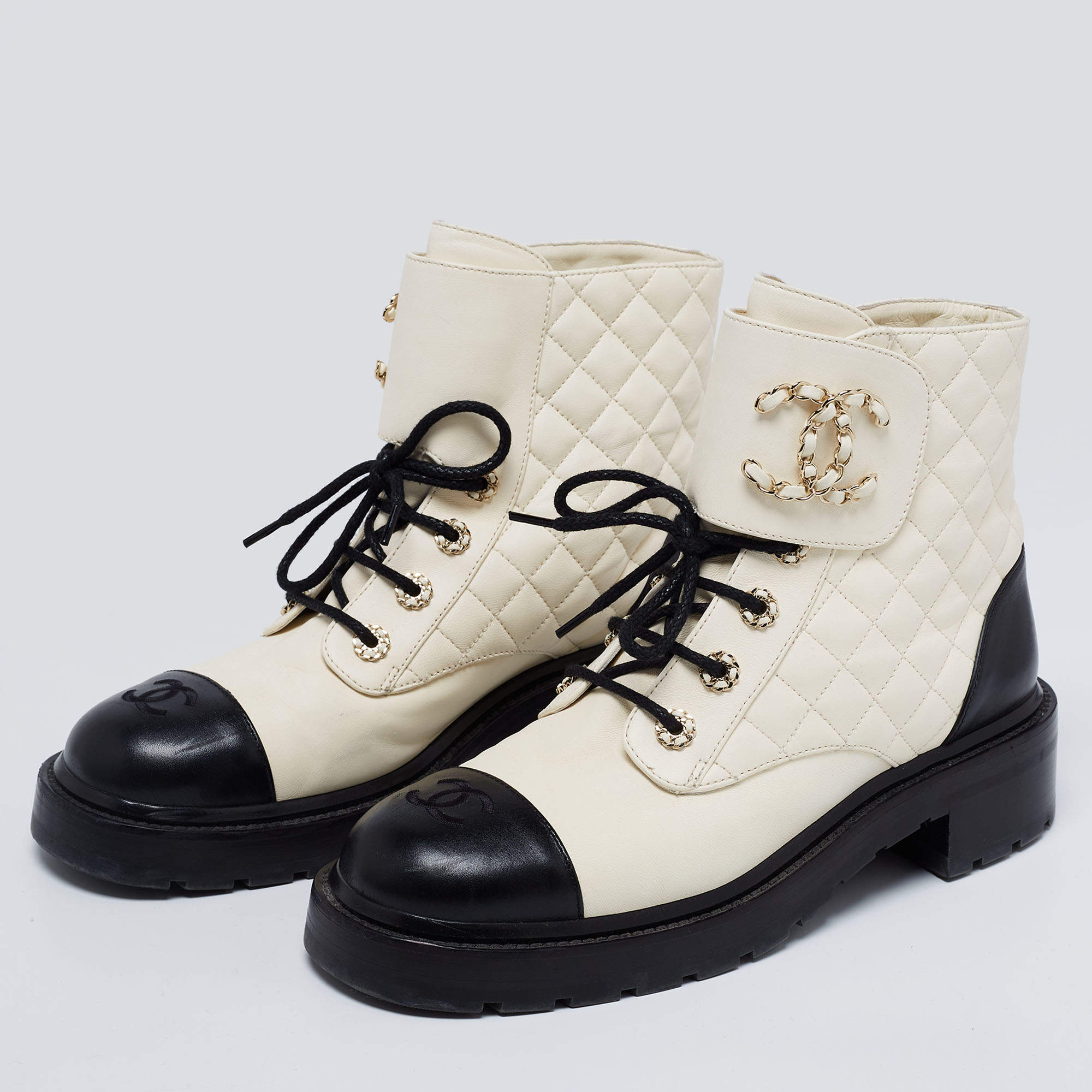 Chanel White/Black Quilted Leather CC Cap Toe Chain Link Logo Combat Boots  Size 41