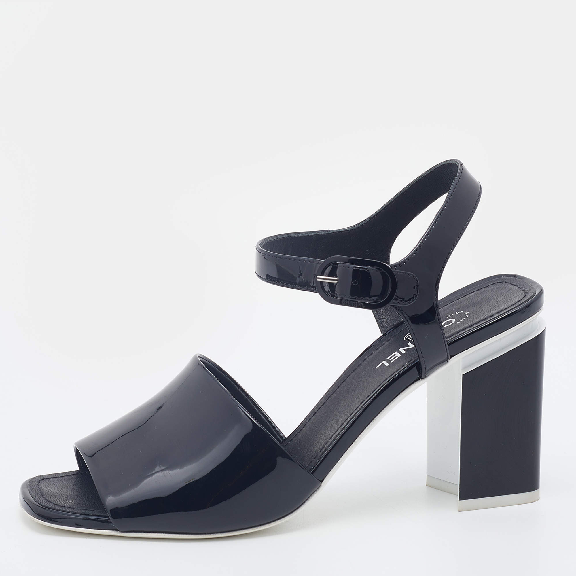 مملوكة مسبقًا Chanel Black Patent Leather CC Block Heel Ankle Strap Sandals Size 38