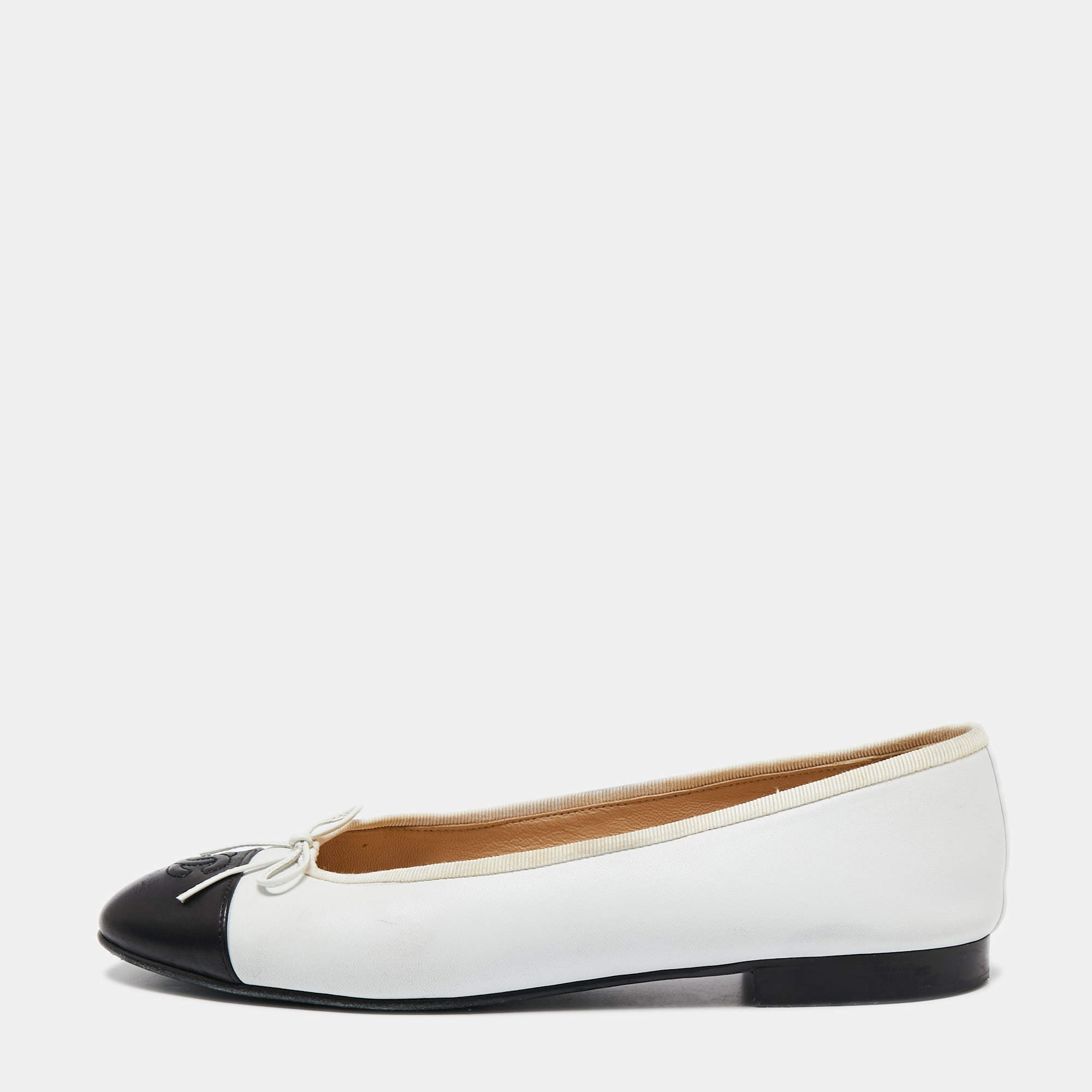 Chanel White/Black Leather CC Cap toe Ballet Flats Size 41 Chanel