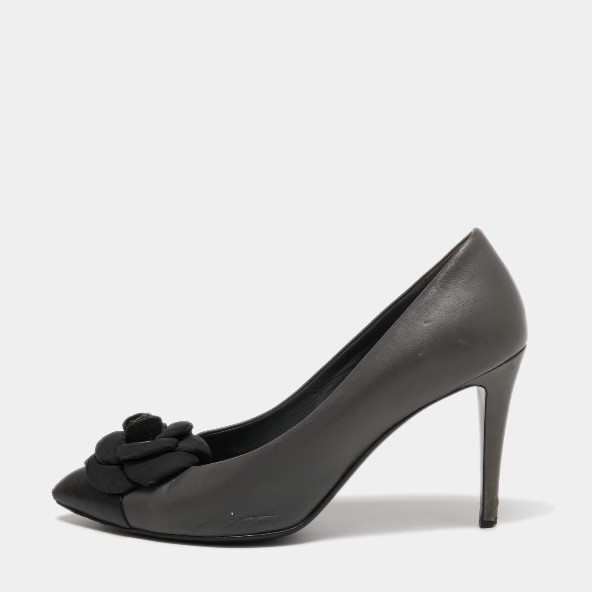 Pre Owned Chanel Grey/Black Leather CC Camelia Pumps Size 40