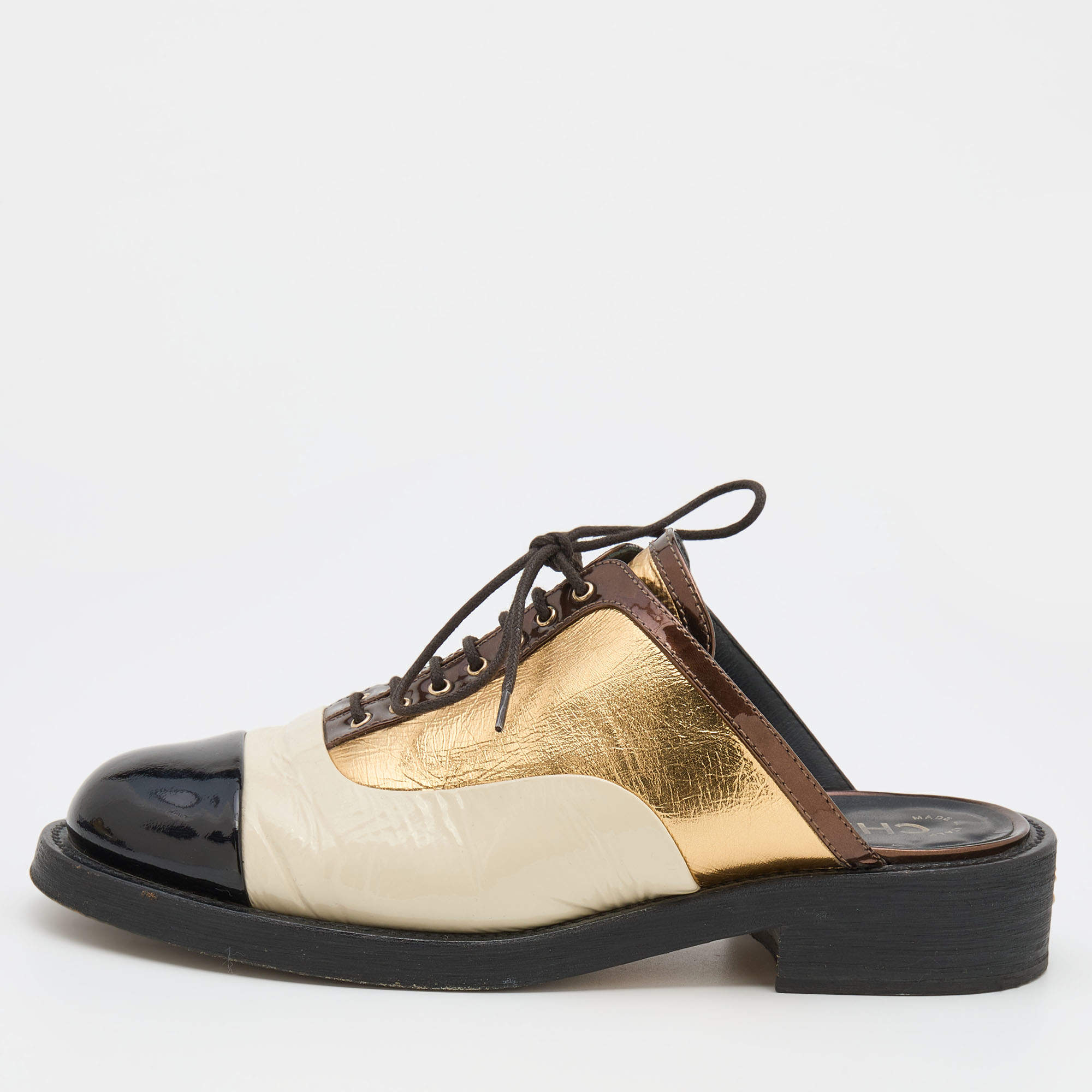 Pre Owned Chanel Multicolor Patent and Leather CC Flat Mules Size 39