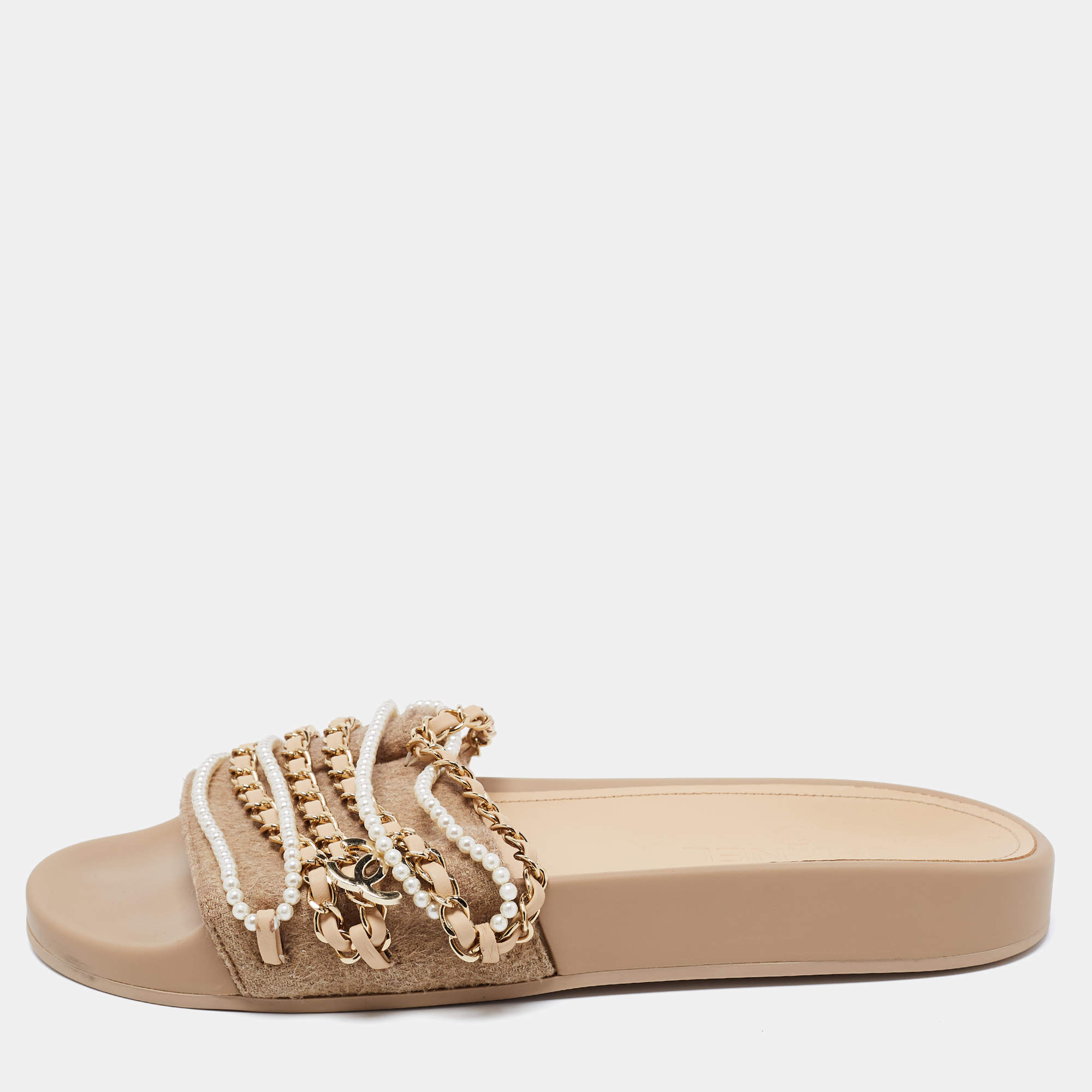 مملوكة مسبقًا Chanel Beige Leather and Fabric Chain Link Faux Pearl Slides Size 39 