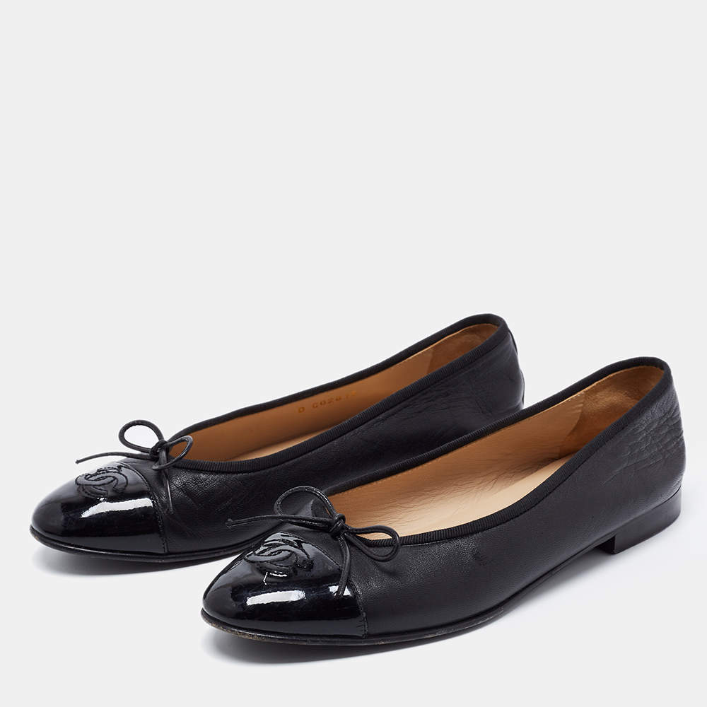 Chanel Black Leather and Patent CC Ballet Flats Size 38.5