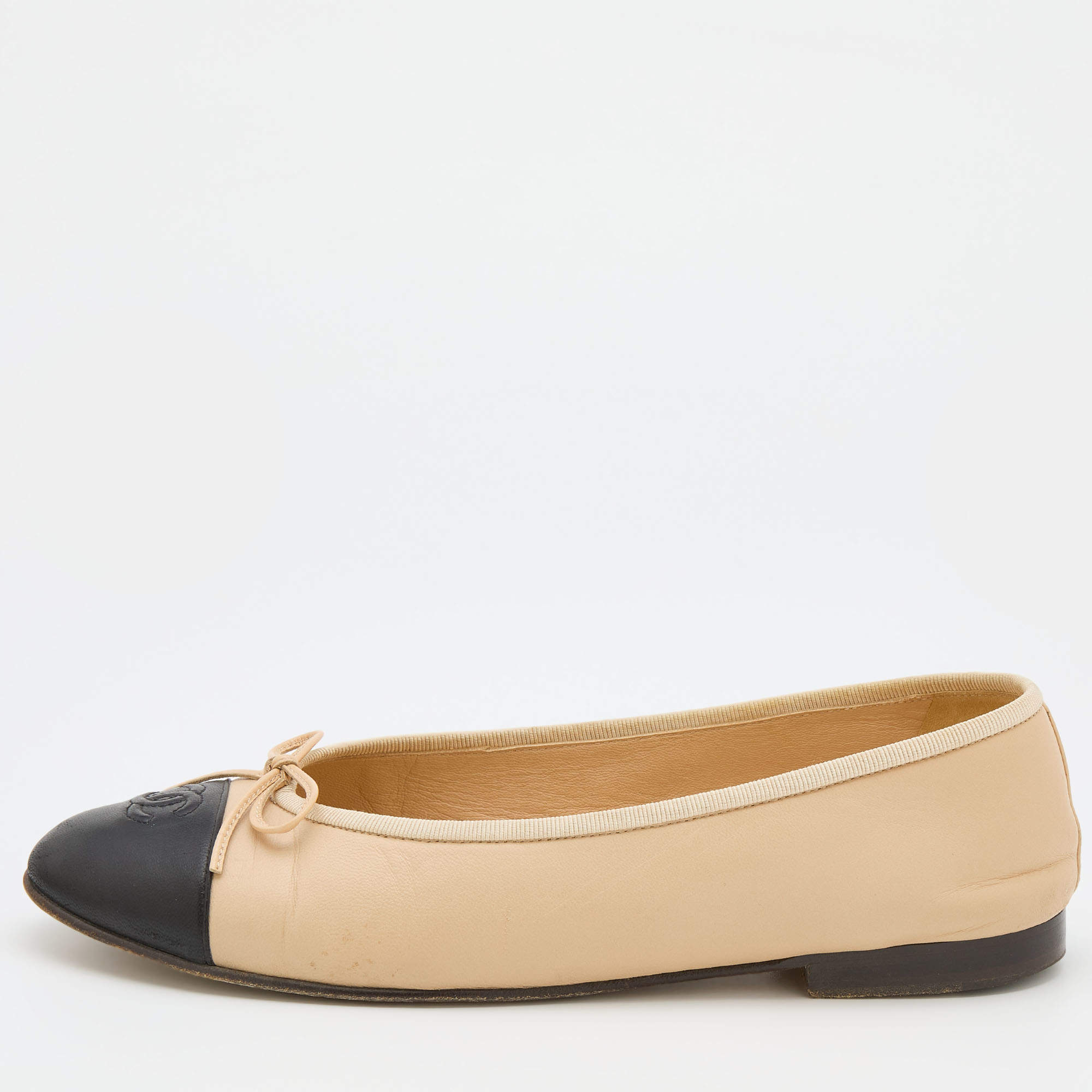 Pre Owned Chanel Beige/Black Leather CC Cap Toe Bow Ballet Flats Size 40.5