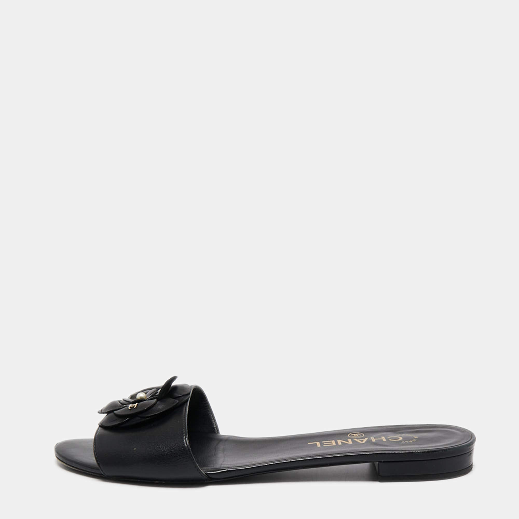 مملوكة مسبقًا Chanel Black Leather Camellia CC Flat Slides Size 39.5