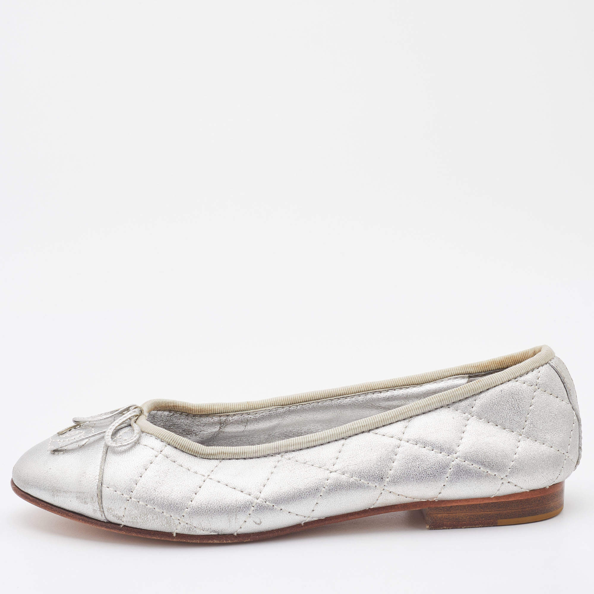 Pre Owned Chanel Metallic Silver Leather CC Cap Toe Bow Ballet Flats Size 34