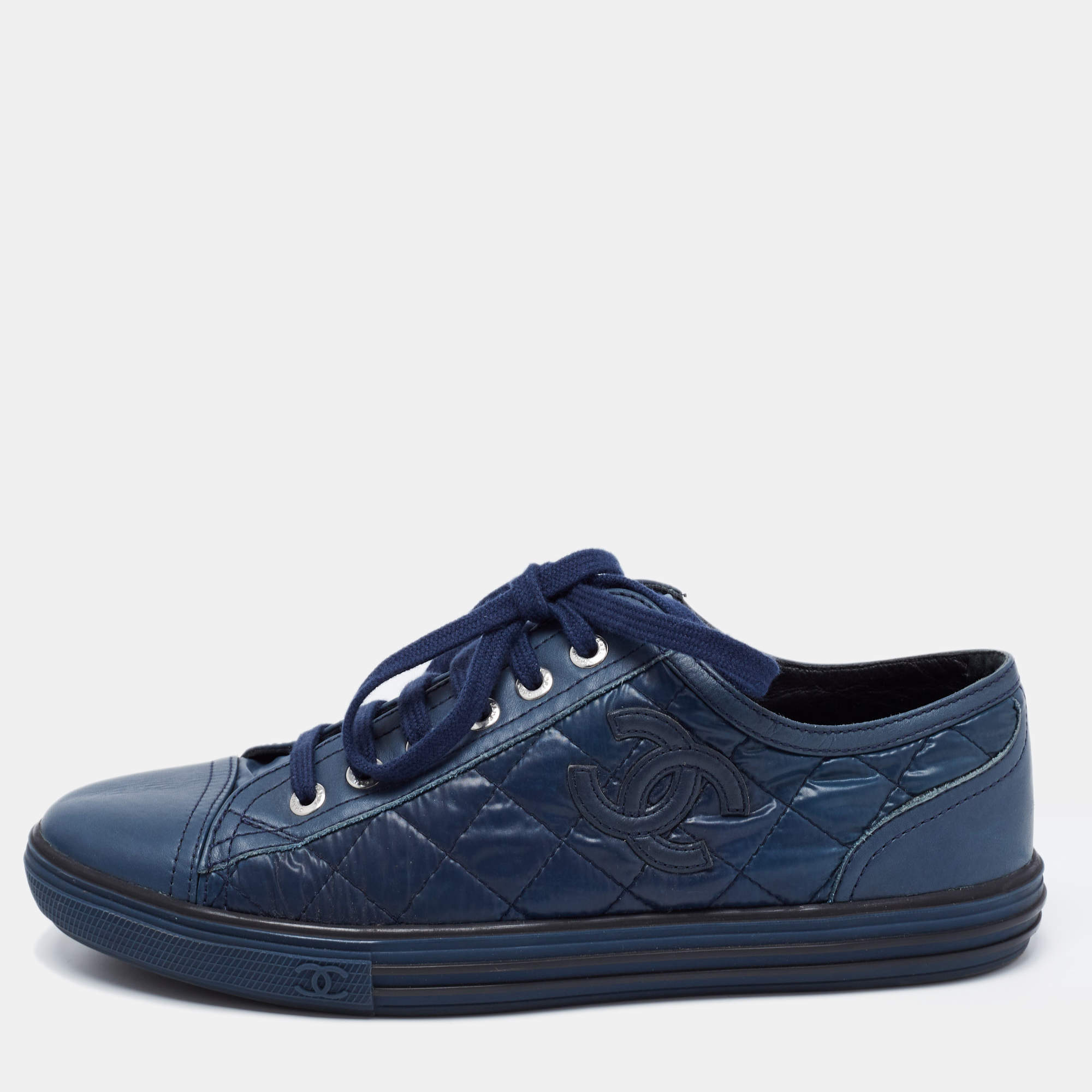 مملوكة مسبقًا Chanel Navy Blue Quilted Nylon and Leather CC Low Top Sneakers Size 37 