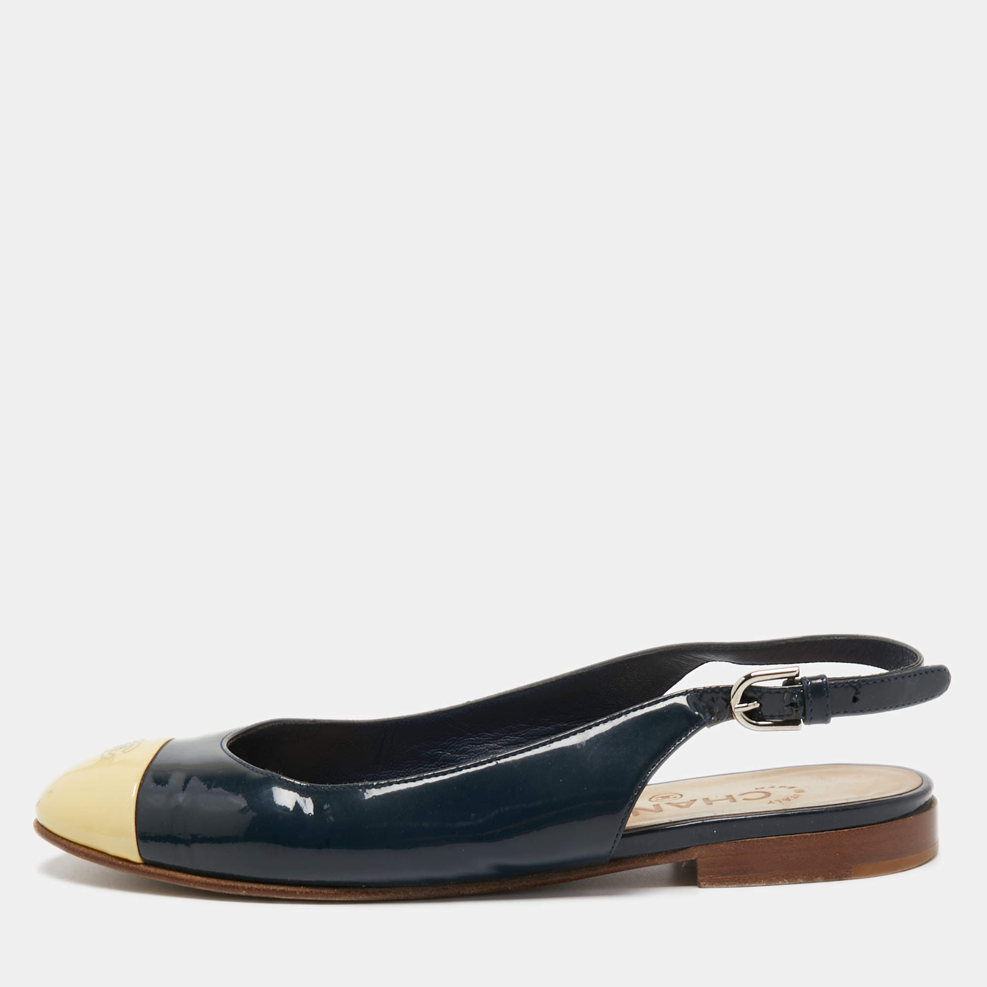 مملوكة مسبقًا Chanel Navy Blue/Light Yellow Patent Leather CC Cap Toe Slingback Flats Size 38