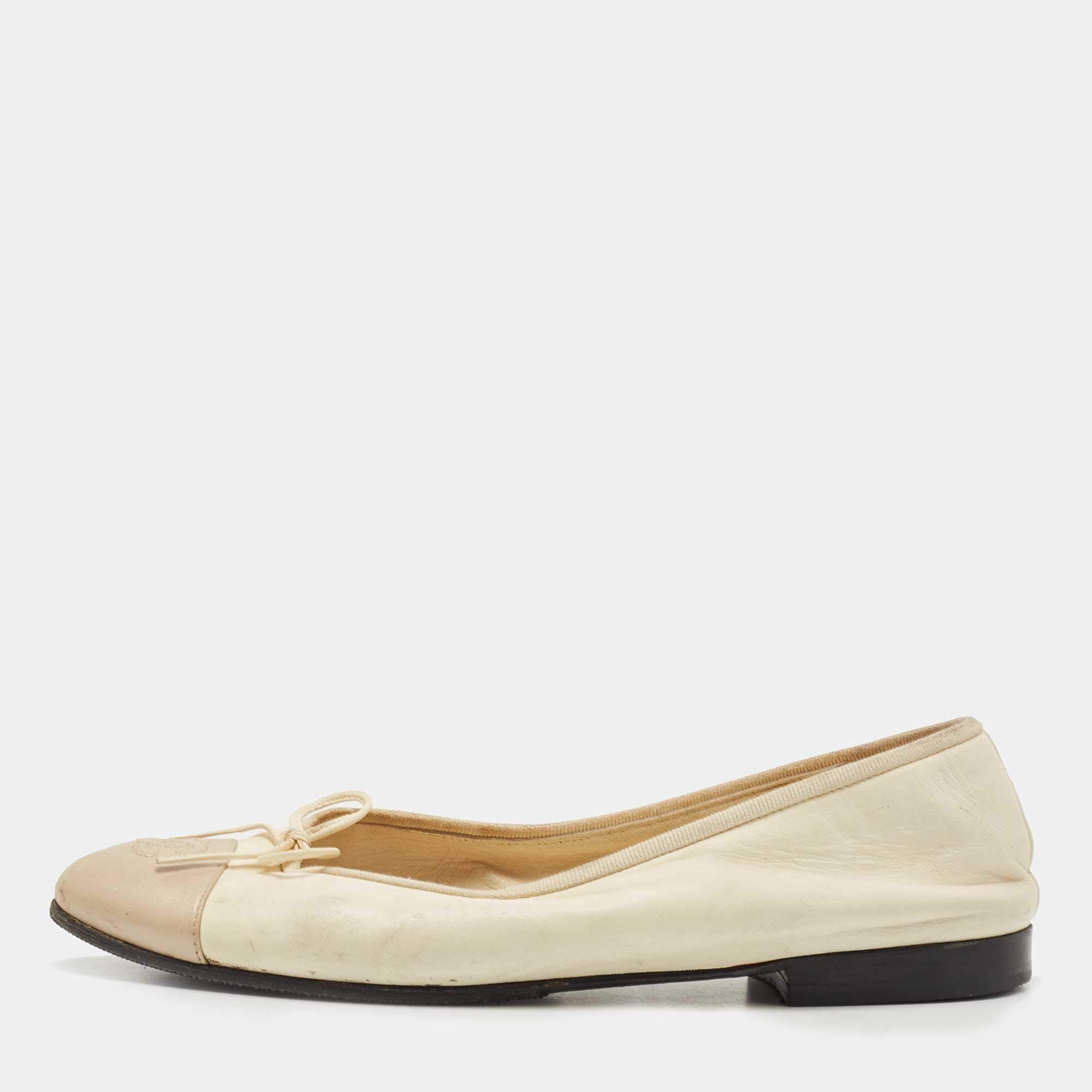 Pre Owned Chanel Cream/Beige Leather Cap Toe CC Ballet Flats Size 38.5