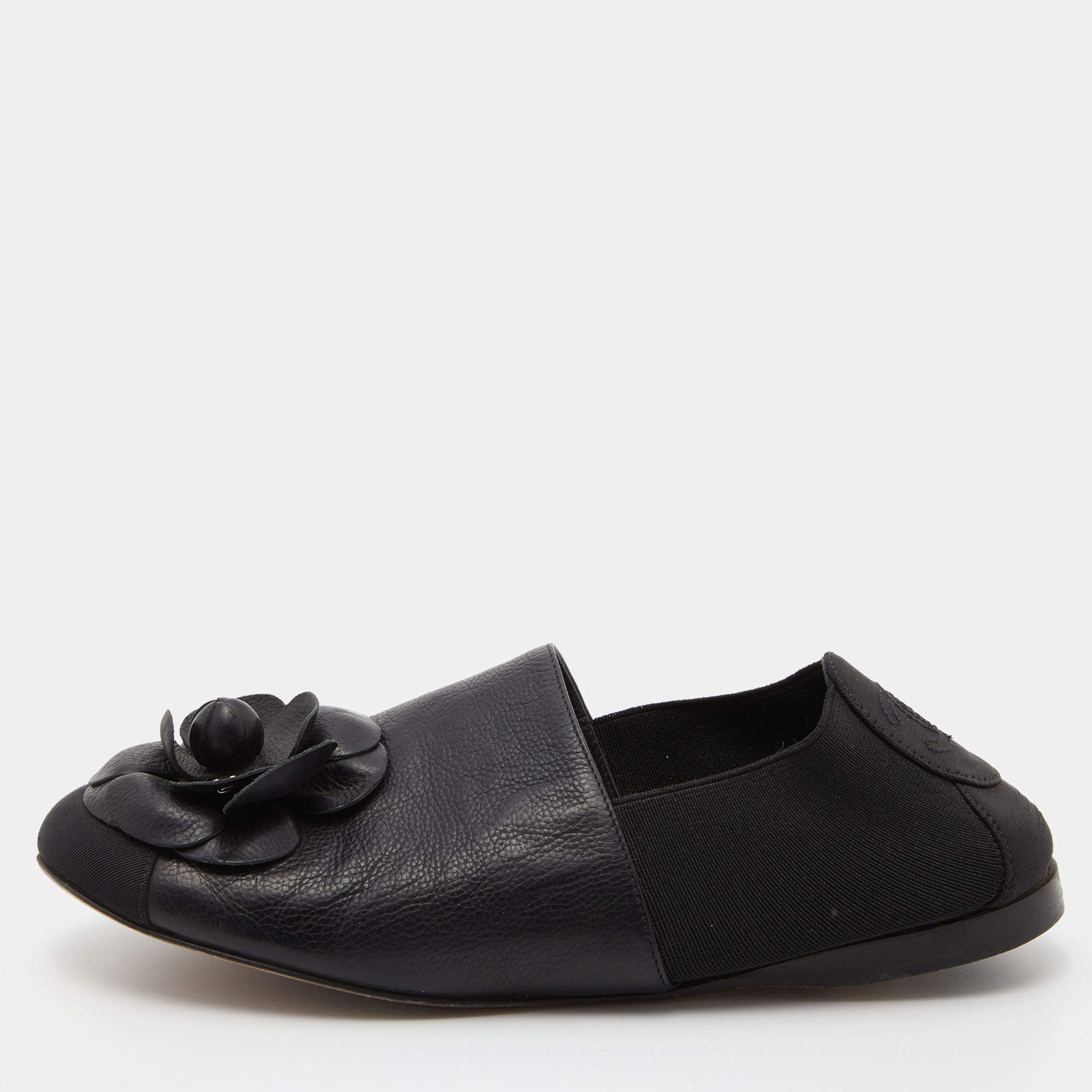 مملوكة مسبقًا Chanel Black Leather and Elastic CC Camellia Flats Size 37