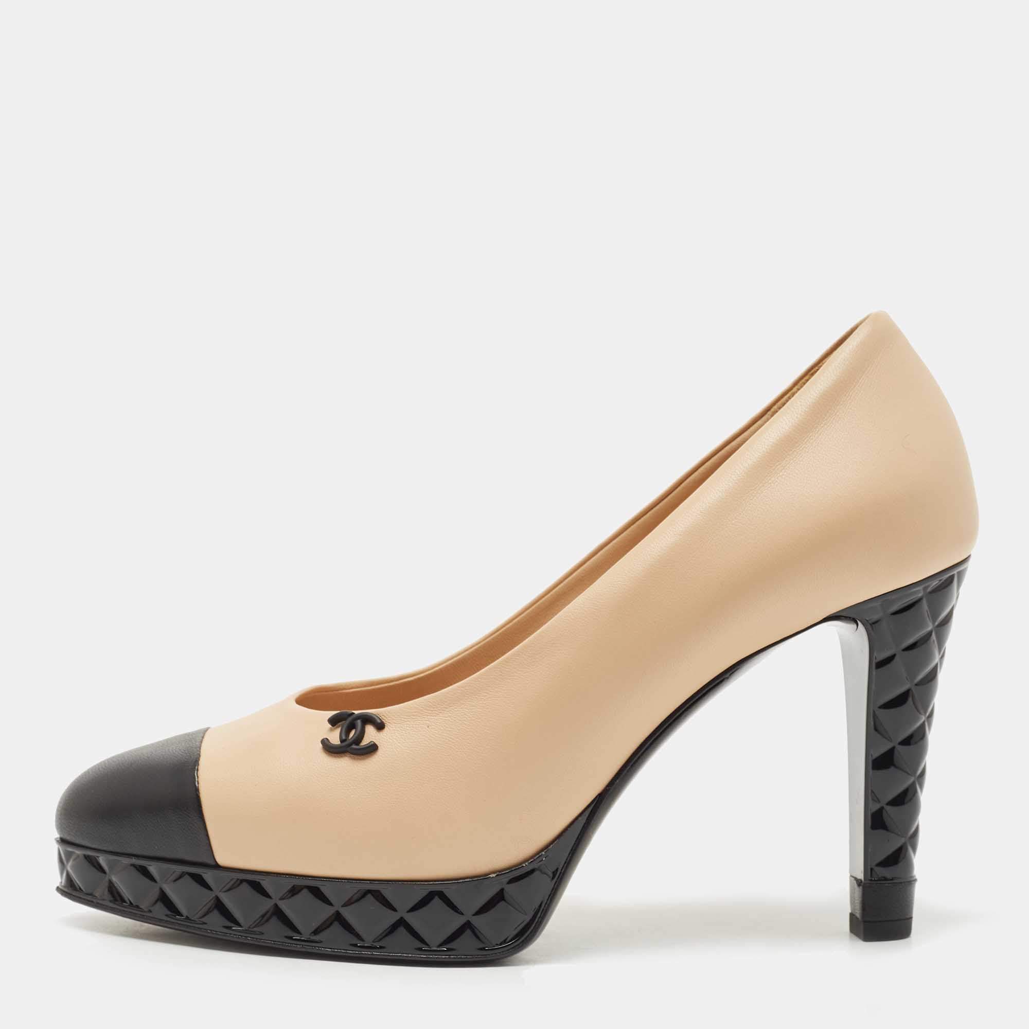 Pre Owned Chanel Beige/Black Leather CC Cap Toe Pumps Size 38