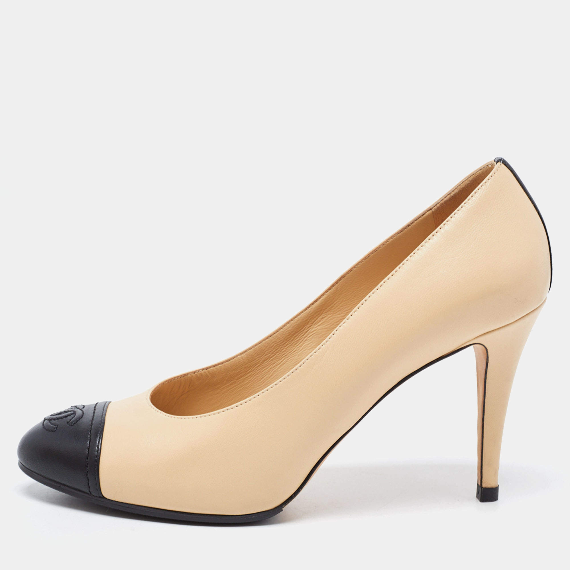 Pre Owned Chanel Beige/Black Leather CC Cap Toe Pumps Size 39