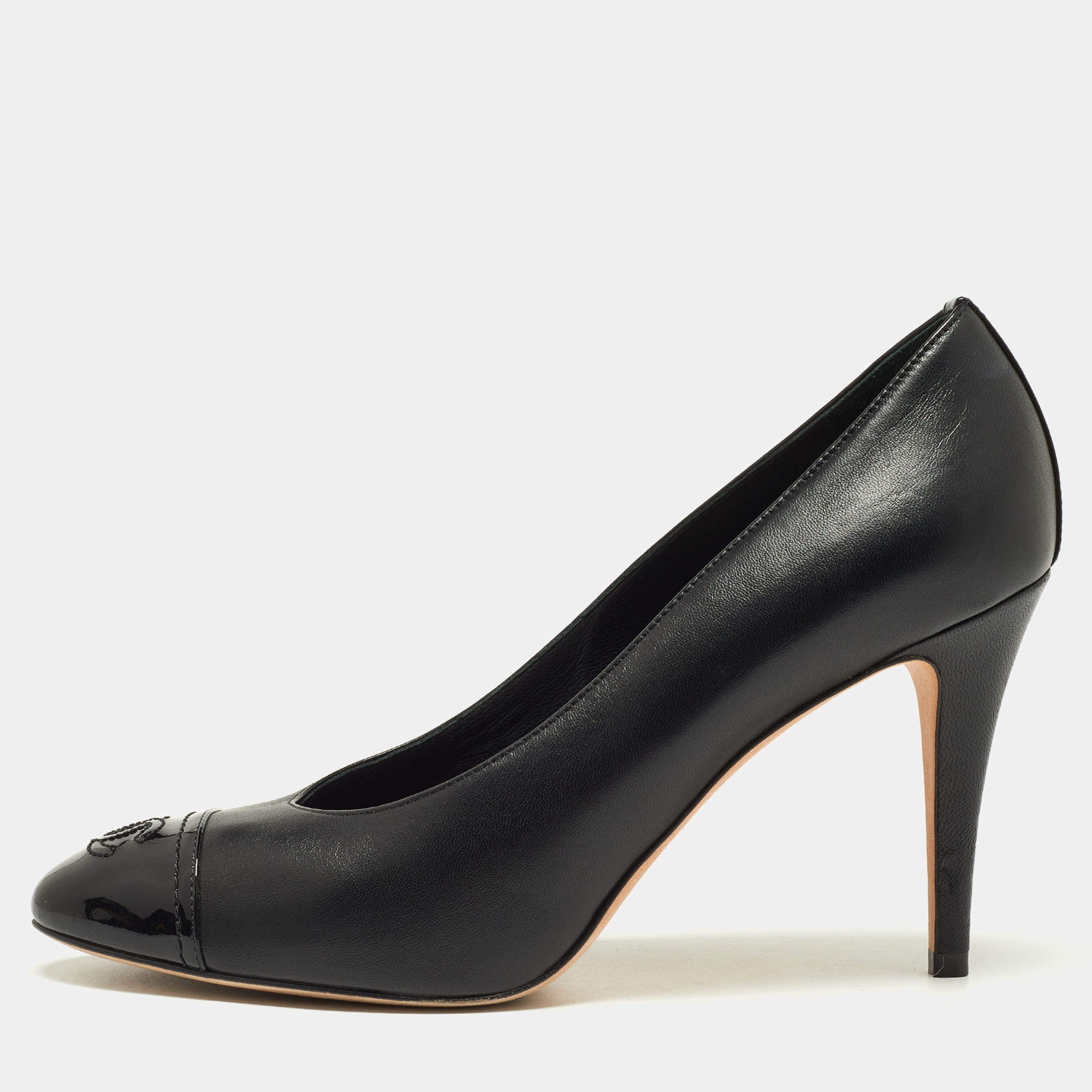 Pre Owned Chanel Black Leather and Patent Leather CC Cap Pumps Size 39