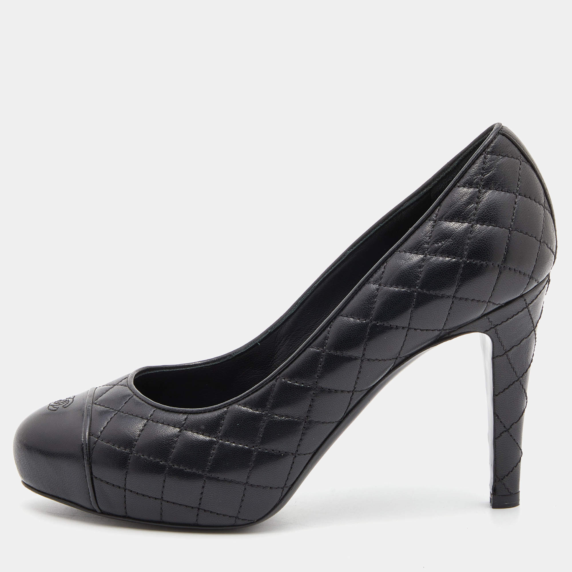 Pre Owned Chanel Black Quilted Leather CC Cap Toe Pumps Size 37