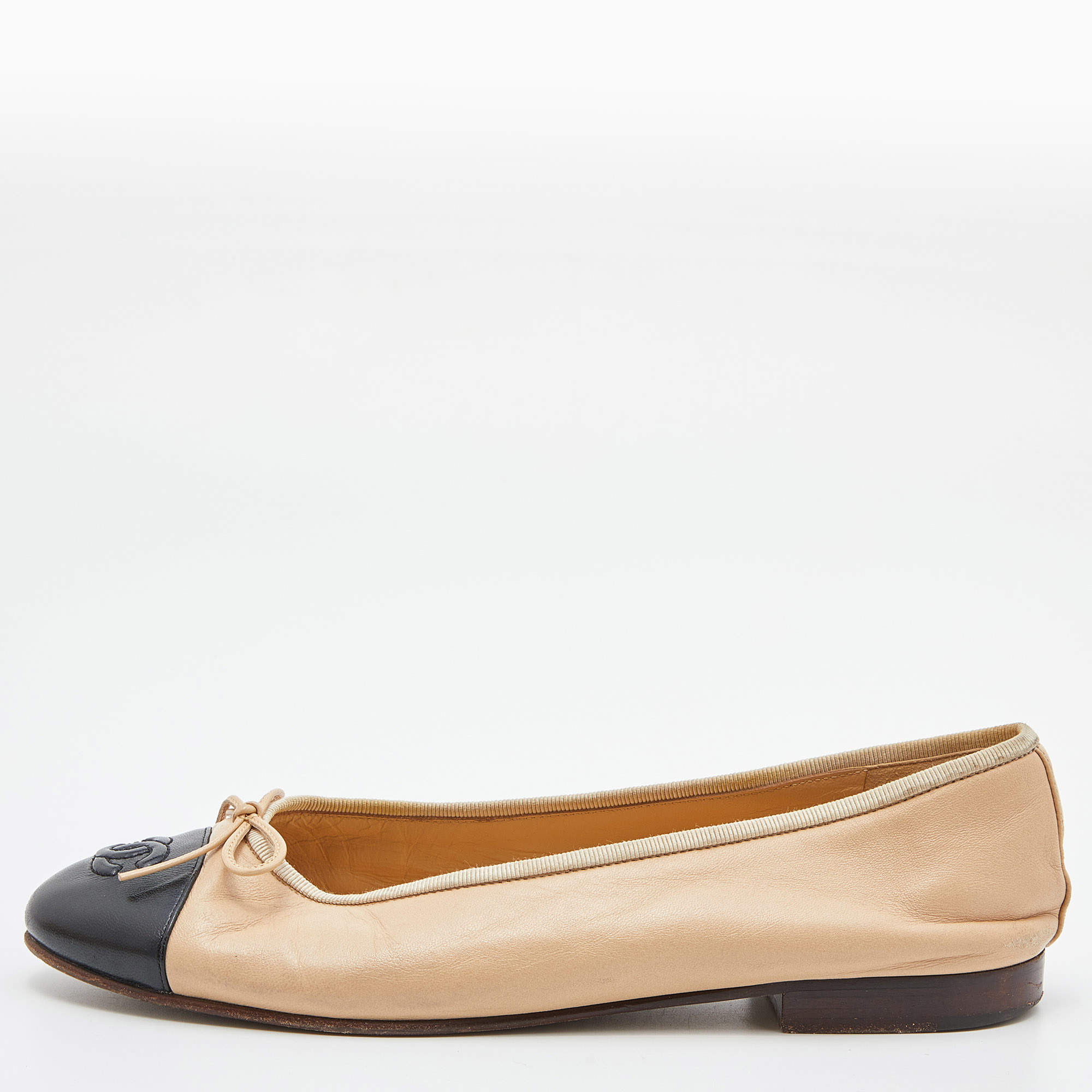 مملوكة مسبقًا Chanel Beige/Black Leather CC Cap Toe Bow Ballet Flats Size 39