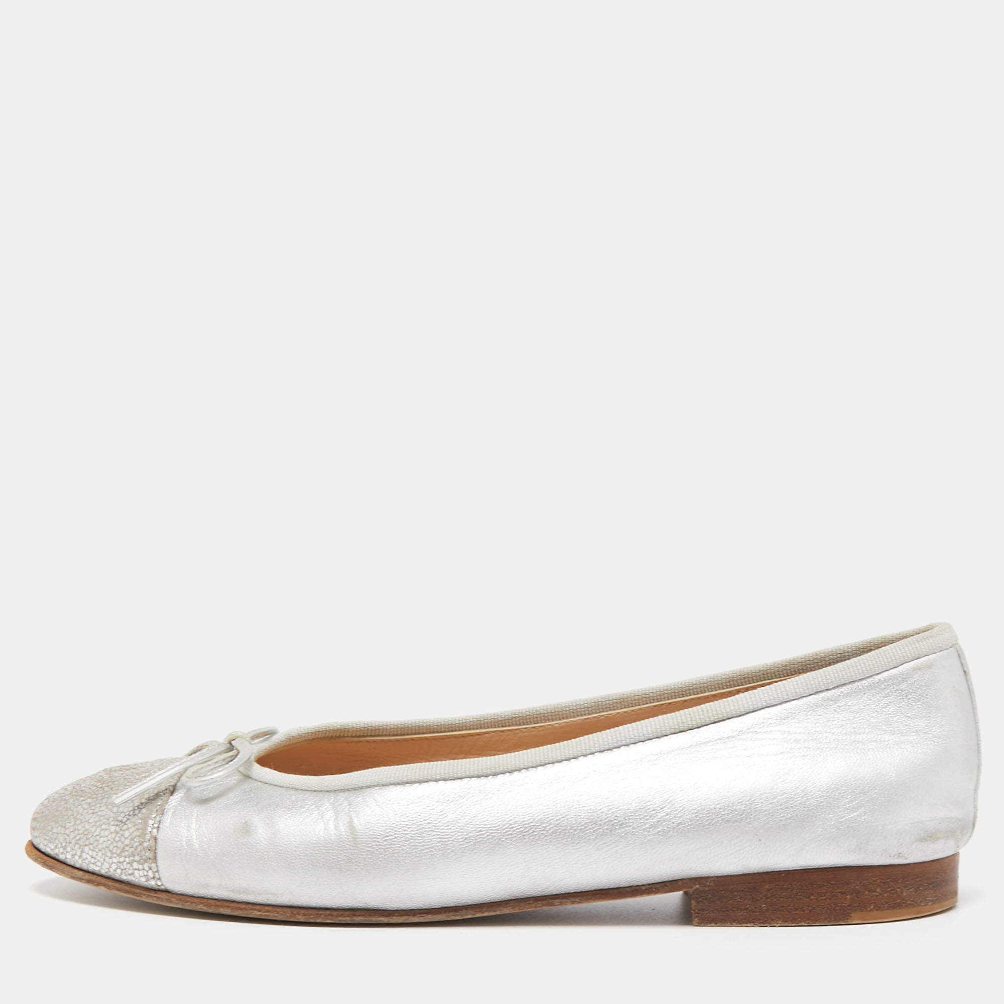 Pre Owned Chanel Silver Leather CC Cap Toe Ballet Flats Size 37