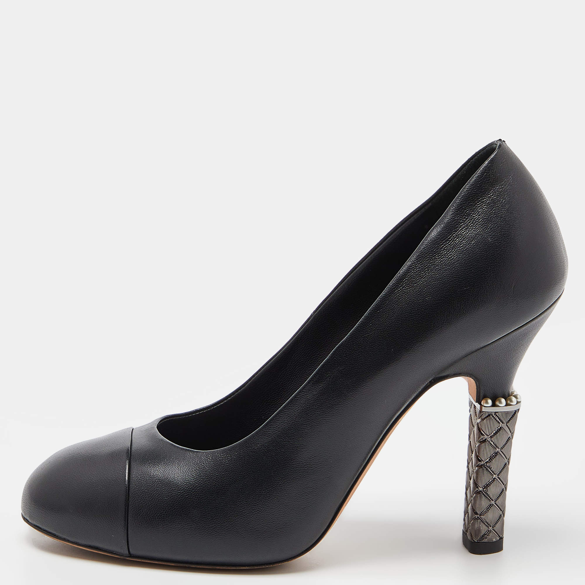 مملوكة مسبقًا Chanel Black Leather Faux Pearl Detail Heel Cap Toe Pumps Size 38.5