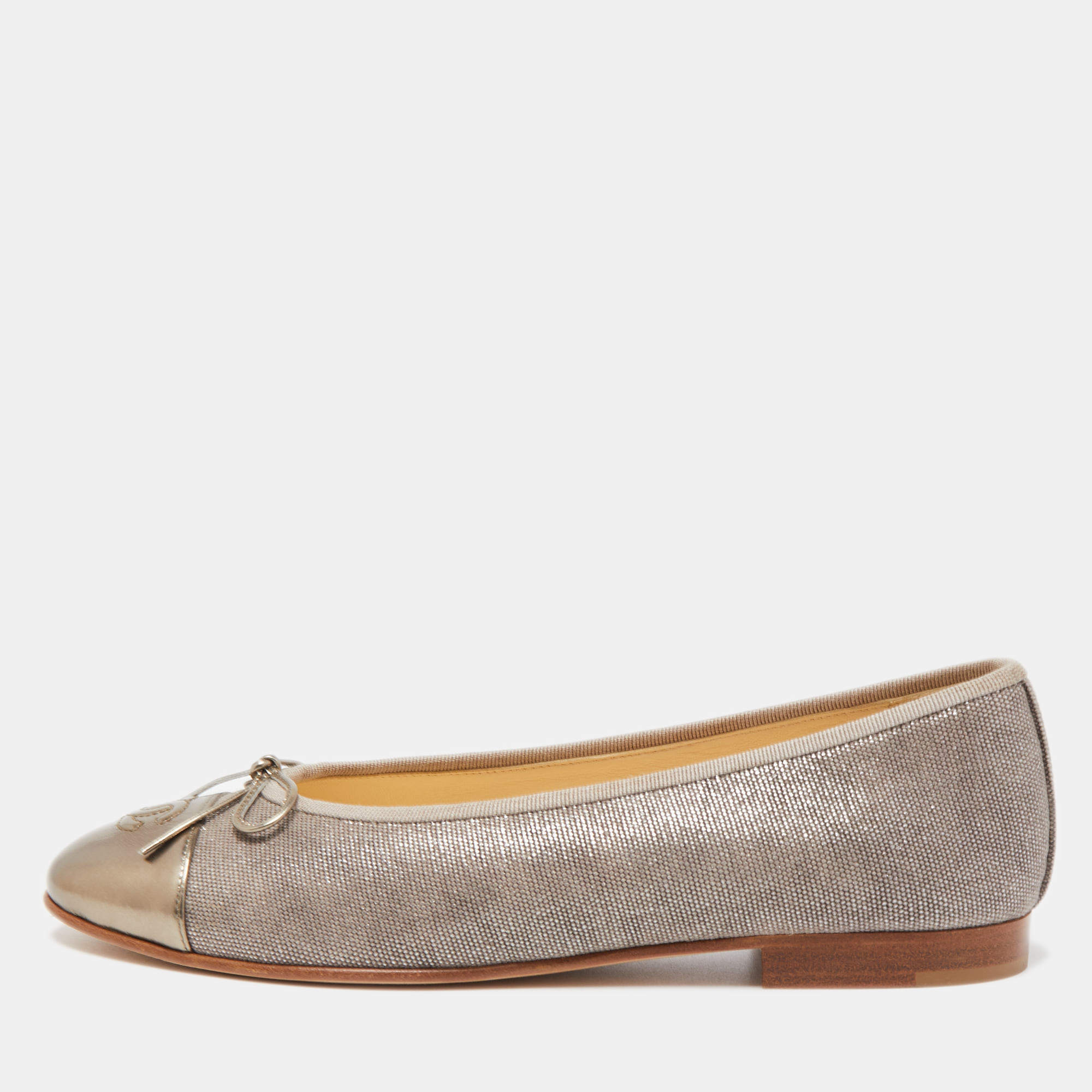 مملوكة مسبقًا Chanel Metallic/Grey Leather and Canvas Bow CC Cap Toe Ballet Flats Size 40