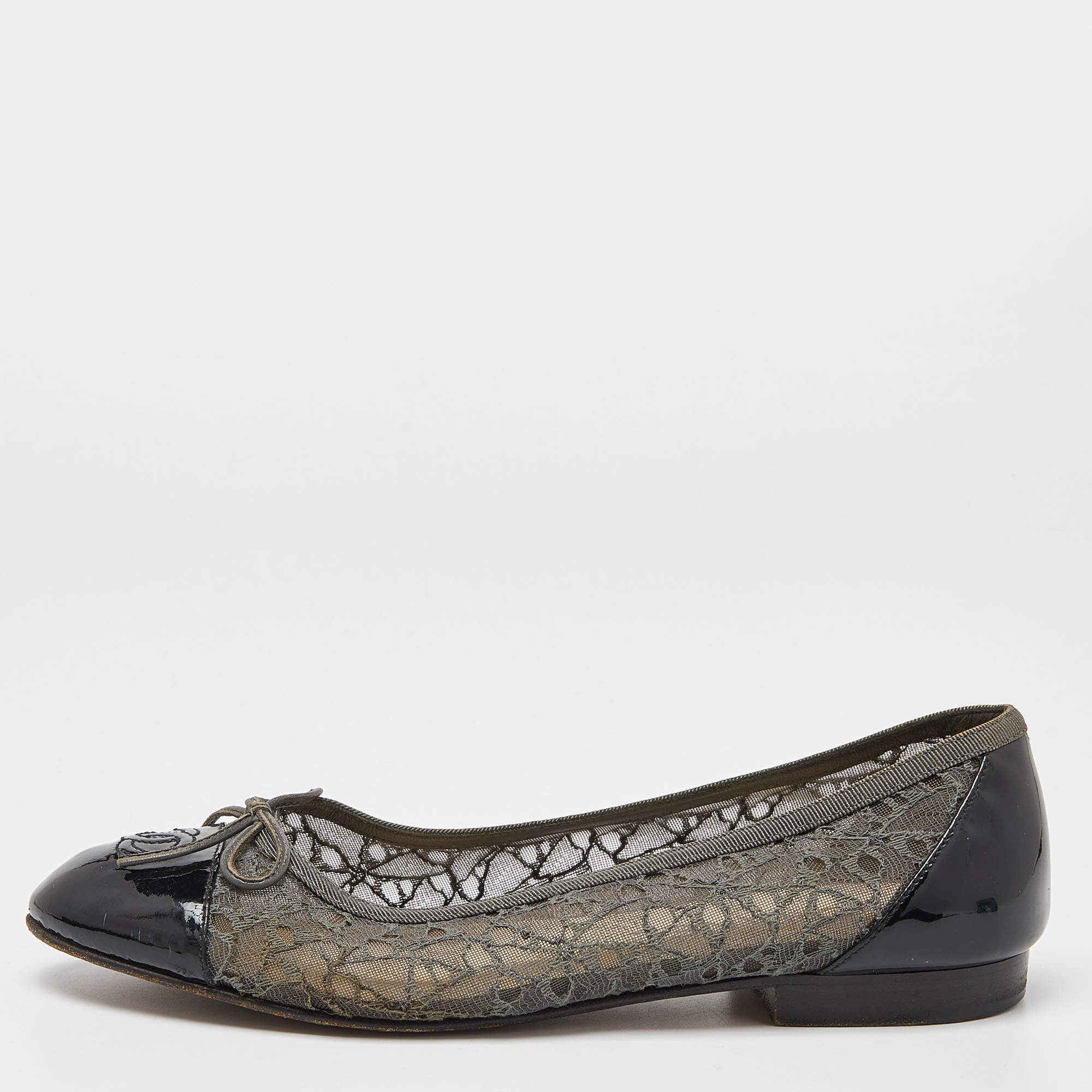 Pre Owned Chanel Grey/Black Lace and Patent Leather CC Cap Toe Ballet Flats Size 38.5