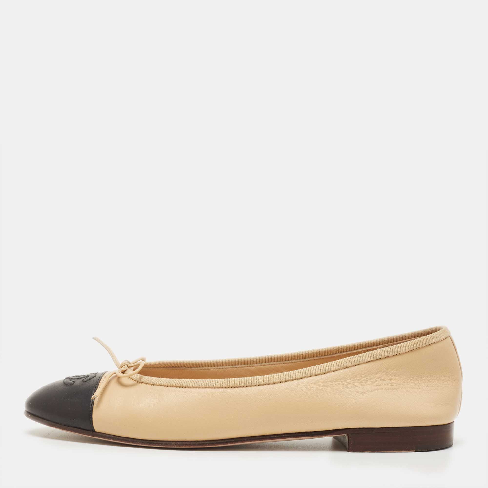 Pre Owned Chanel Beige/Black Leather Bow CC Cap Toe Ballet Flats Size 40
