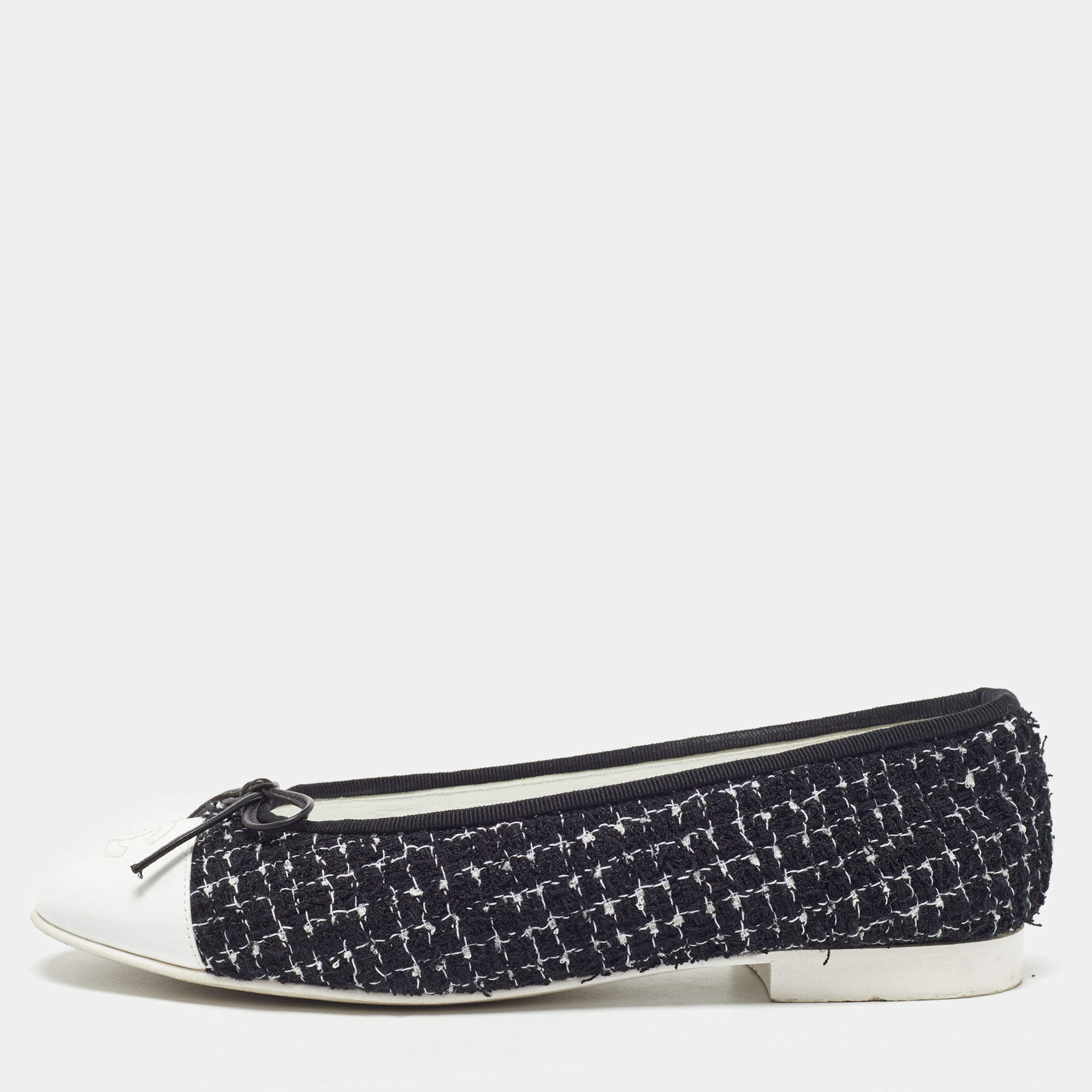 Pre Owned Chanel Black/White Tweed and Patent Leather CC Cap Toe Bow Ballet Flats Size 38.5