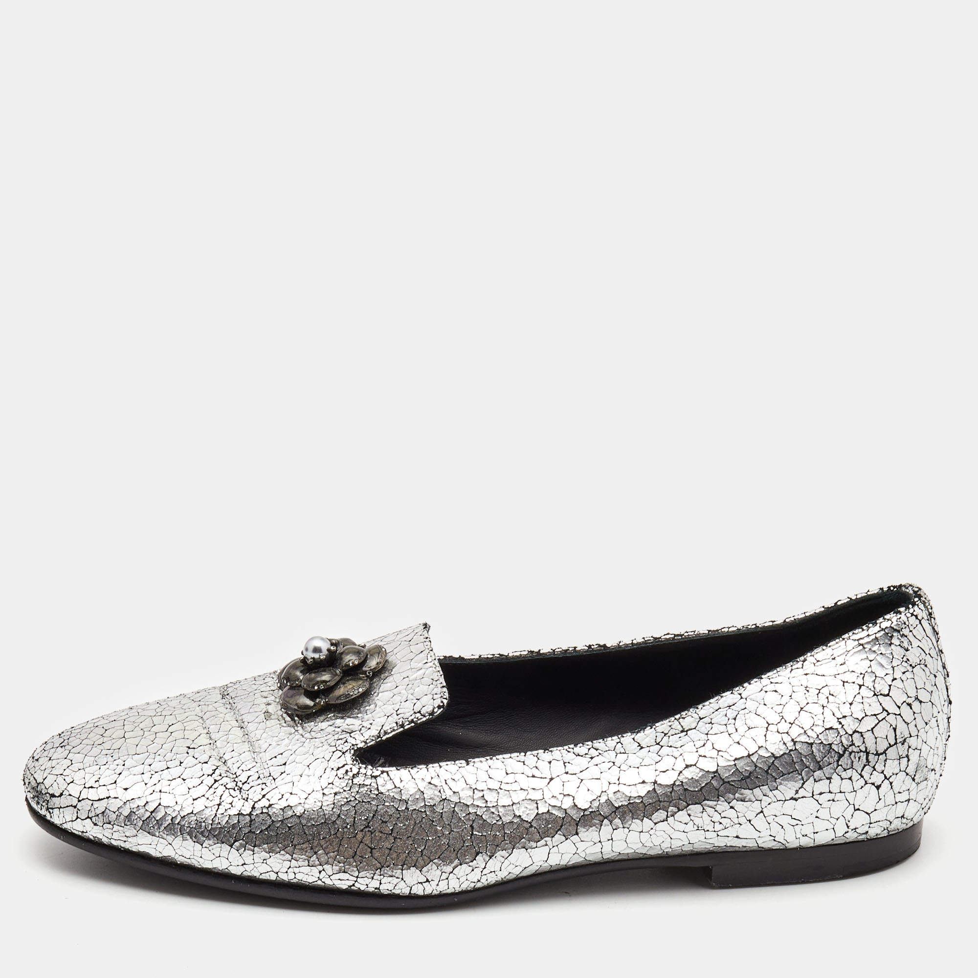 Pre Owned Chanel Silver Crackled Leather Interlocking CC Camelia Smoking Slippers Size 37.5