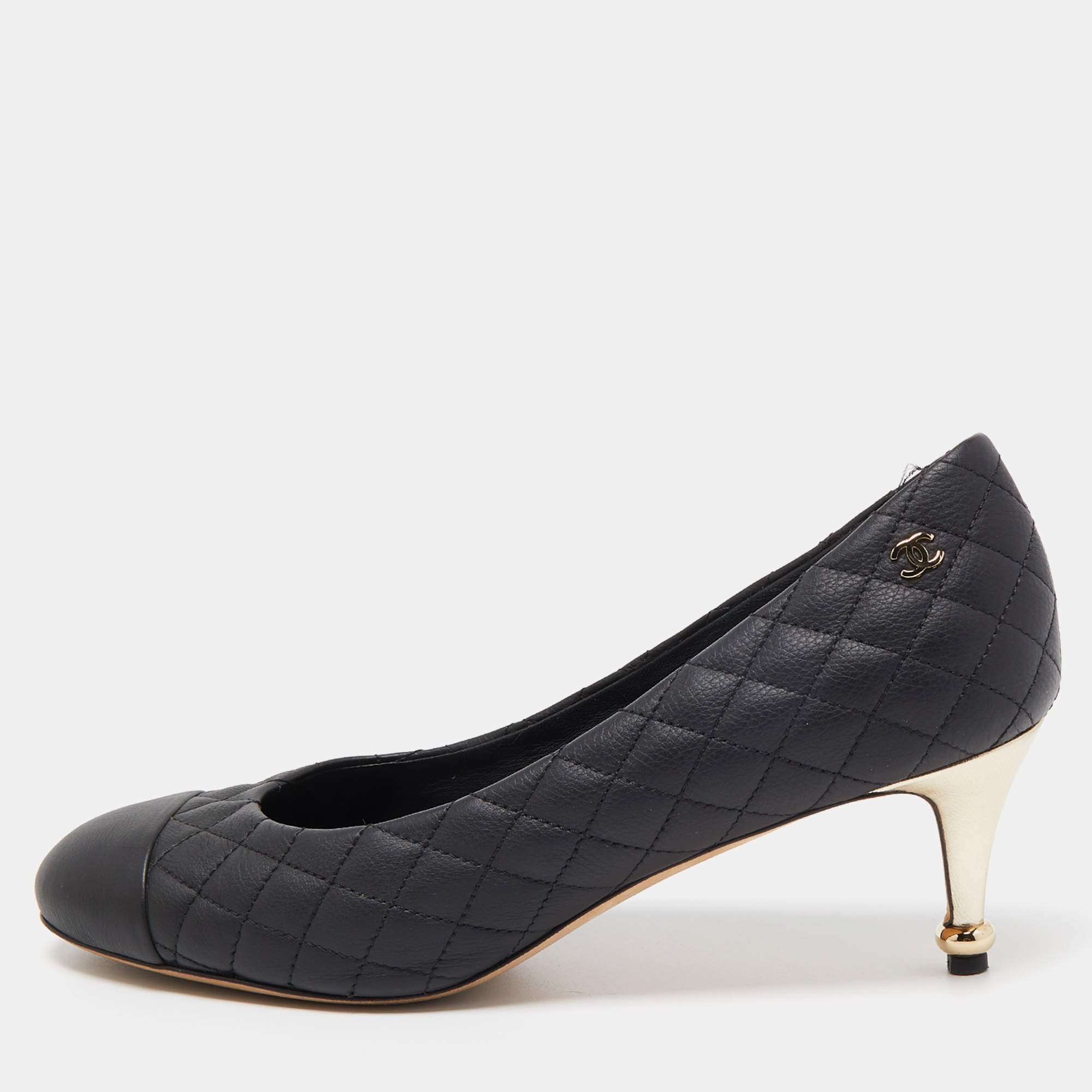 Pre Owned Chanel Black Quilted Leather CC Cap Toe Pumps Size 39