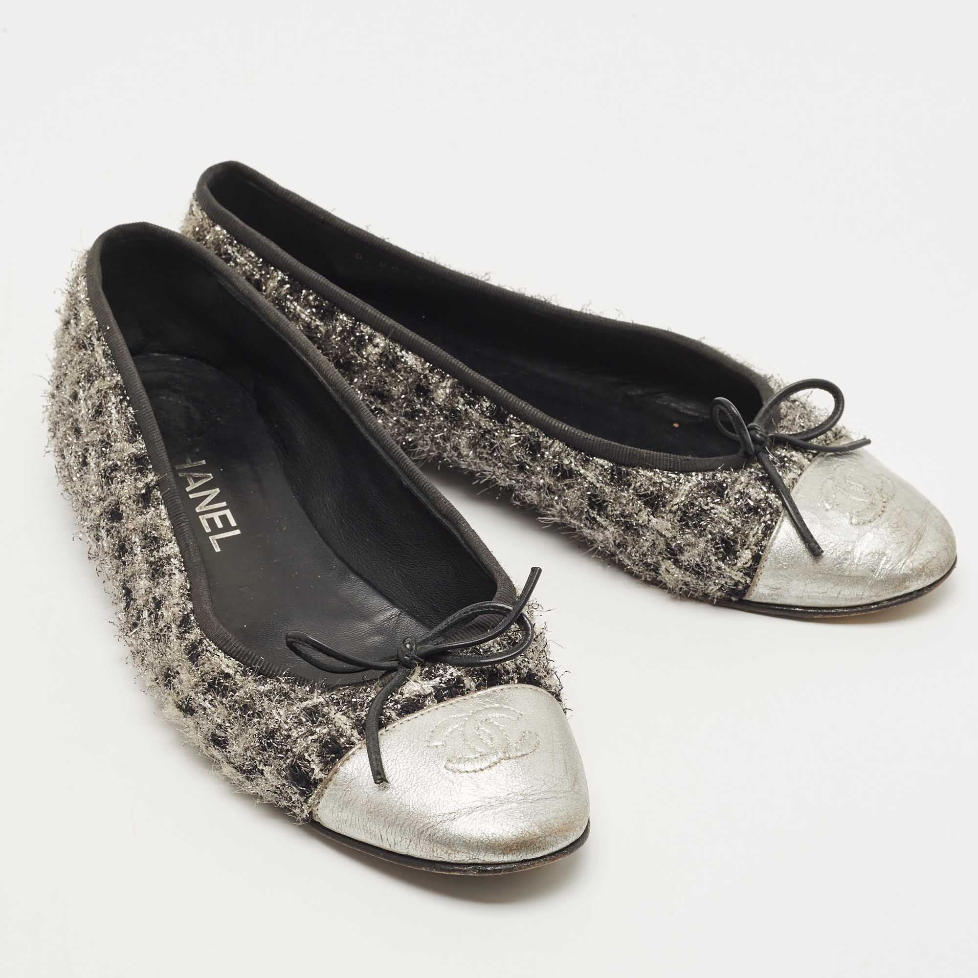 Chanel Two Tone Tweed and Leather CC Cap Toe Bow Ballet Flats Size 39 Chanel