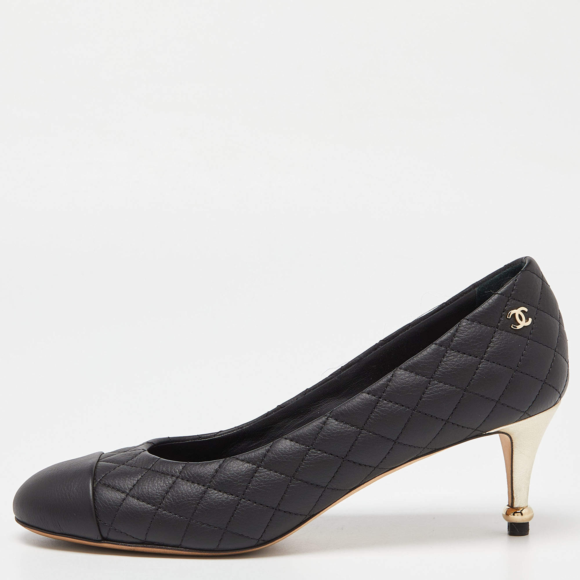 مملوكة مسبقًا Chanel Black Quilted Leather CC Cap Toe Pumps Size 38