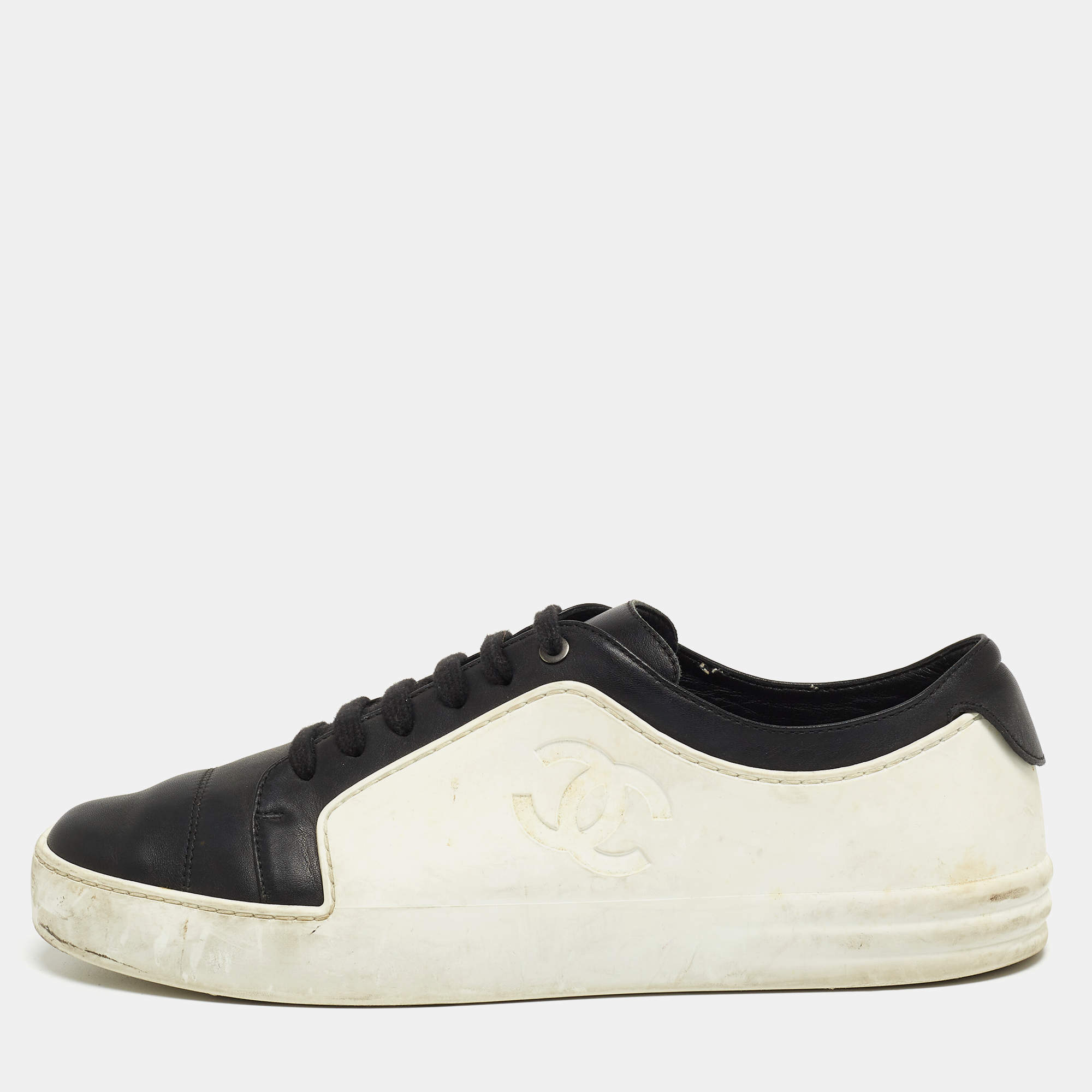 Pre Owned Chanel Black/White Leather and Rubber CC Low Top Sneakers Size 40