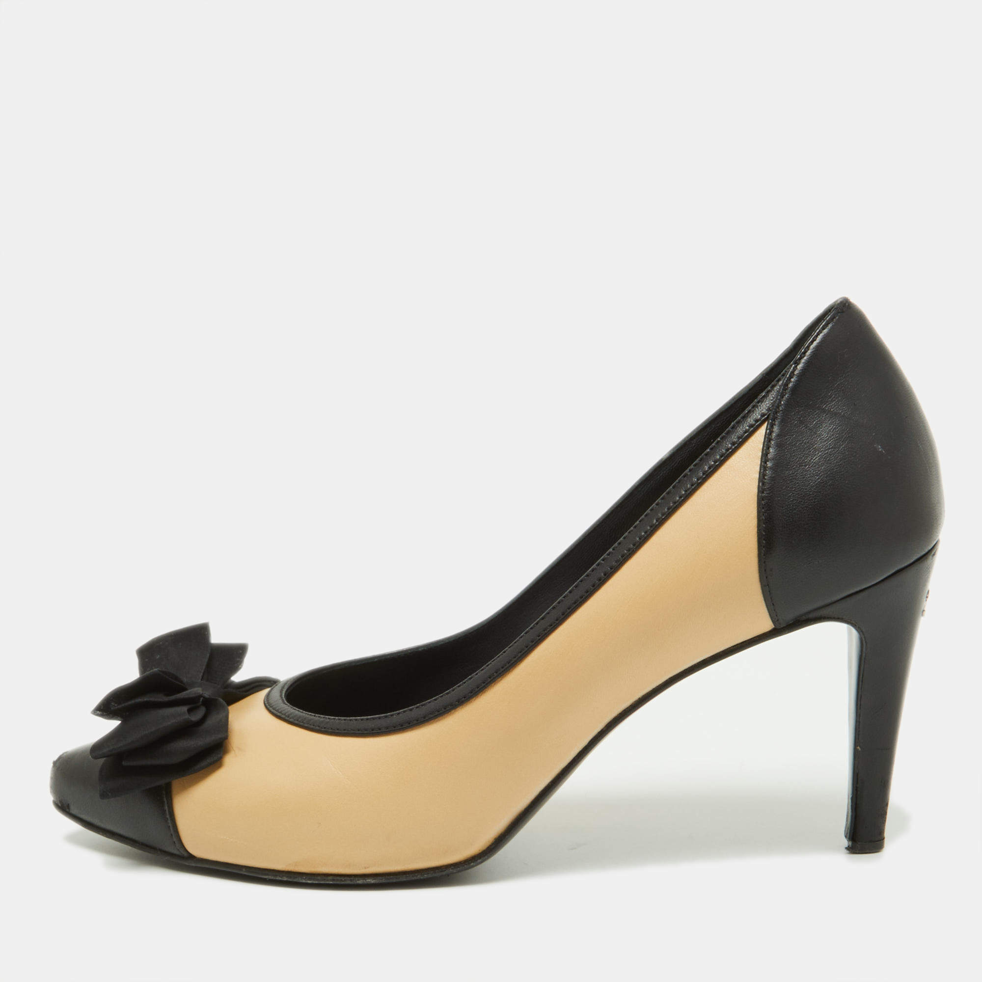 Pre Owned Chanel Beige/Black Leather Bow Cap Toe Pumps Size 40