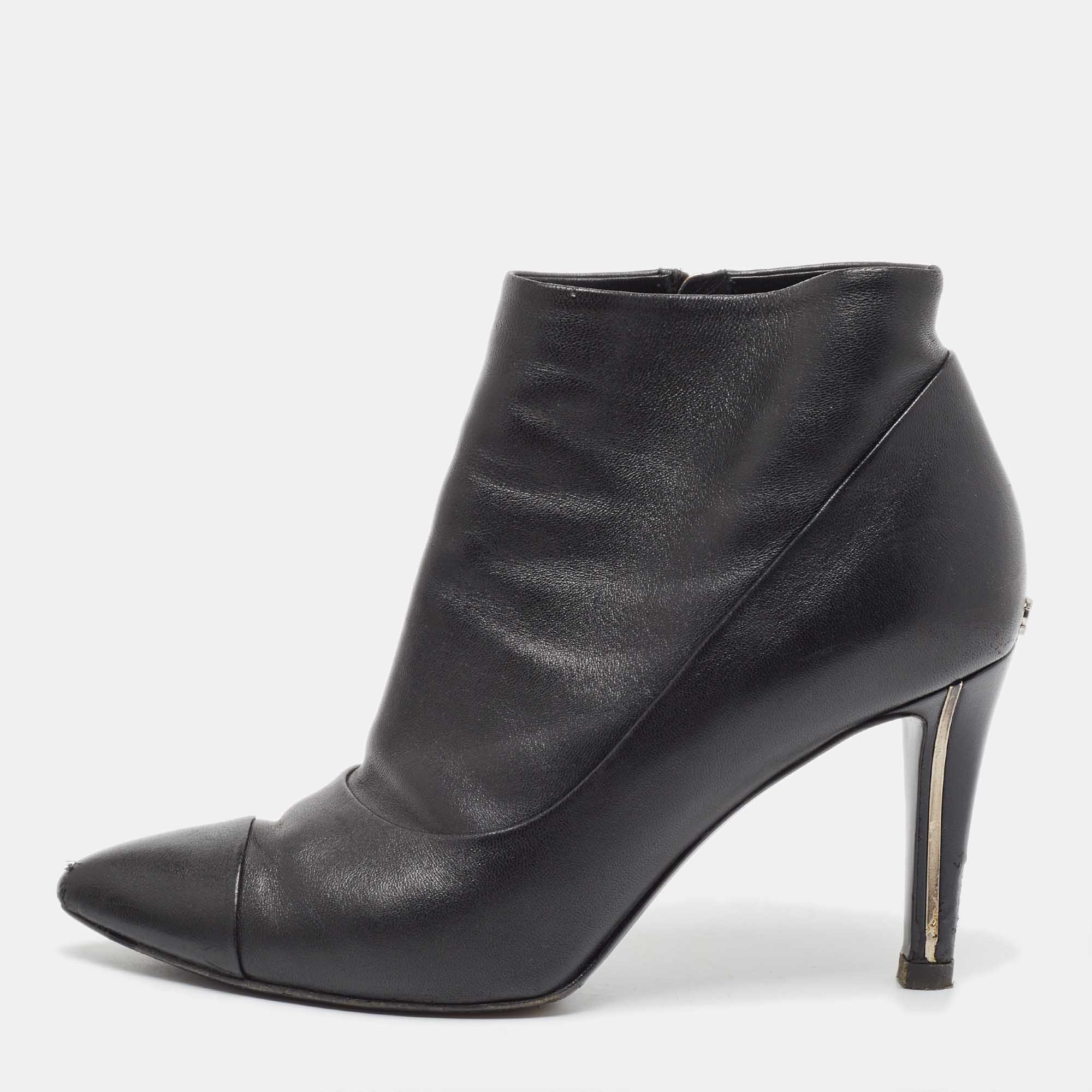 مملوكة مسبقًا حذاء بوت للكاحل شانيل جلد أسود مقاس 36.5