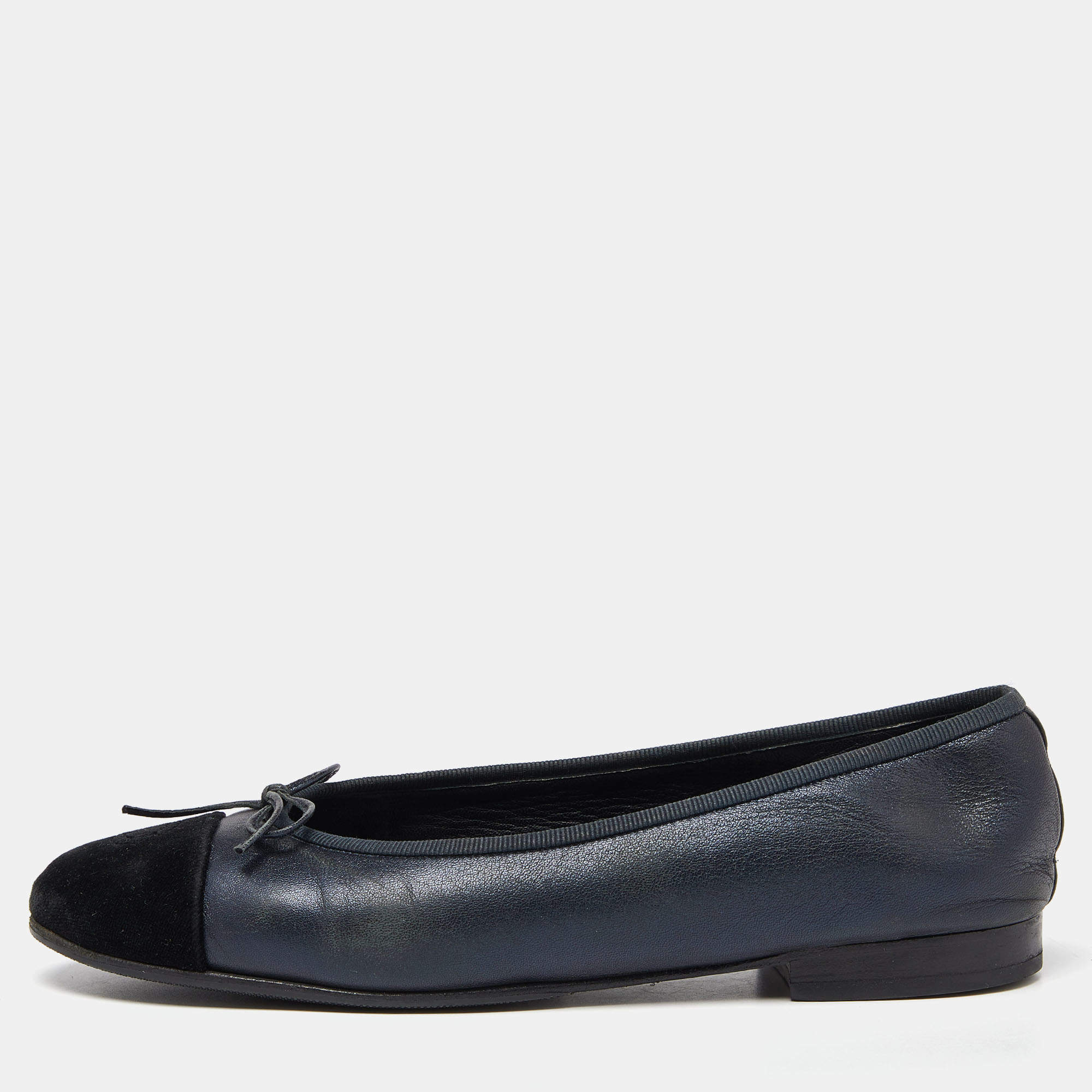 Pre Owned Chanel Metallic Blue/Black Leather and Velvet CC Cap-Toe Bow Ballet Flats Size 40.5